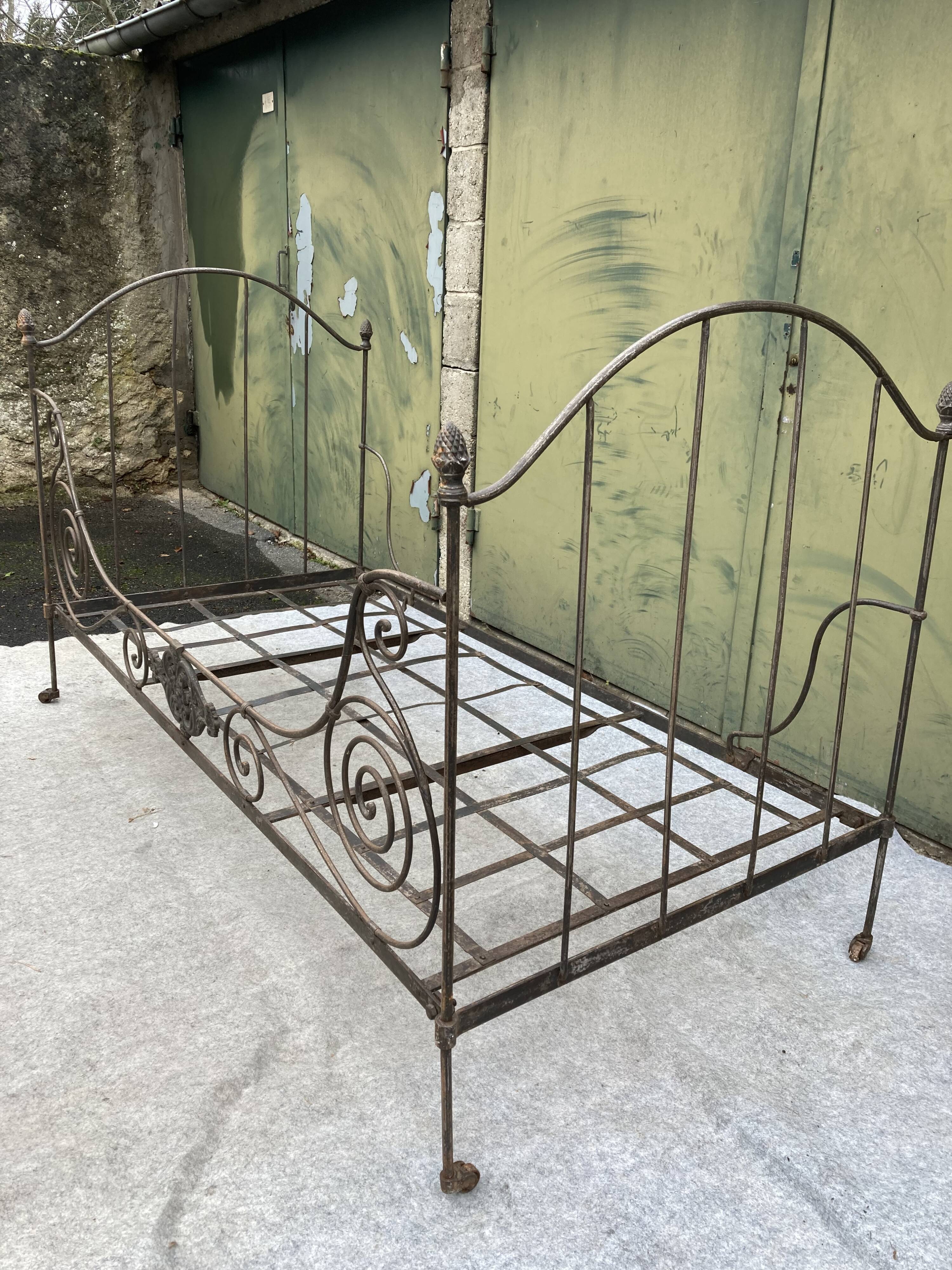 Lit pliant en fer forgé 19ème siècle
