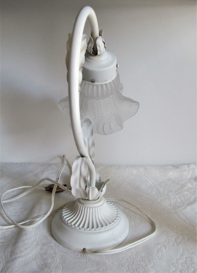 Ensemble de deux lampes de table et une applique murale en toleware avec bases métalliques