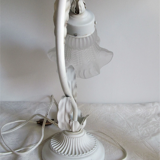 Ensemble de deux lampes de table et une applique murale en toleware avec bases métalliques