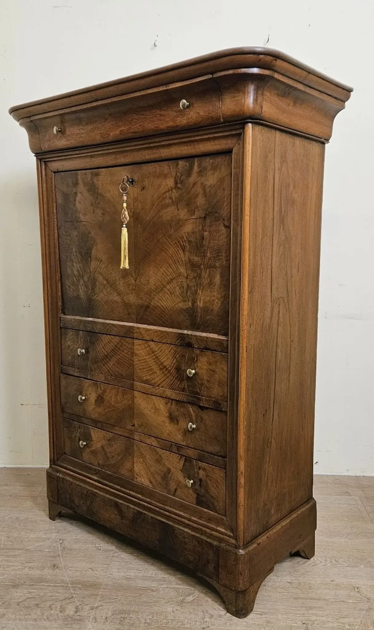 Secretary from the Louis Philippe era – a dozen – in walnut – 19th century