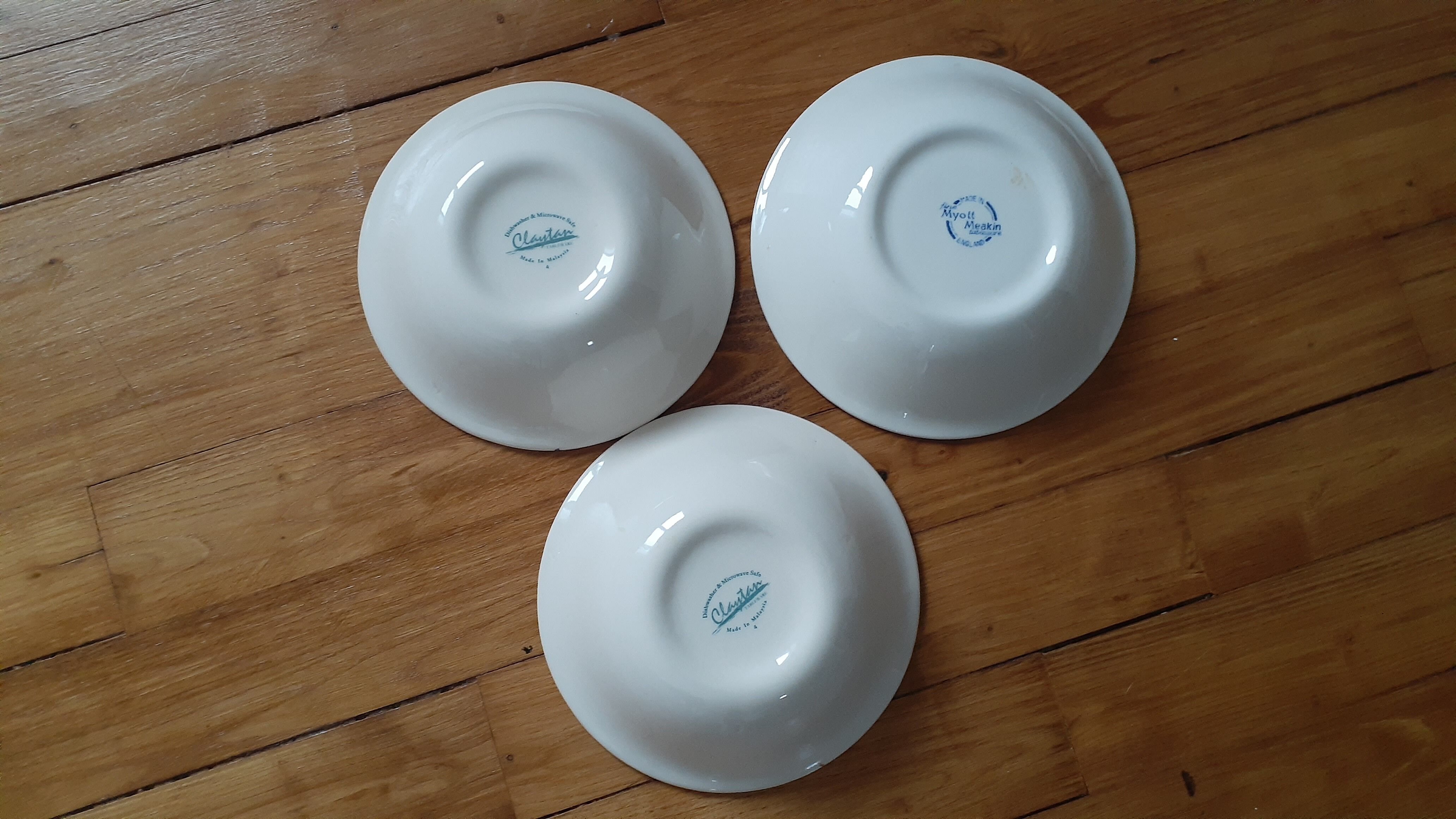 3 bowls and 5 blue plates