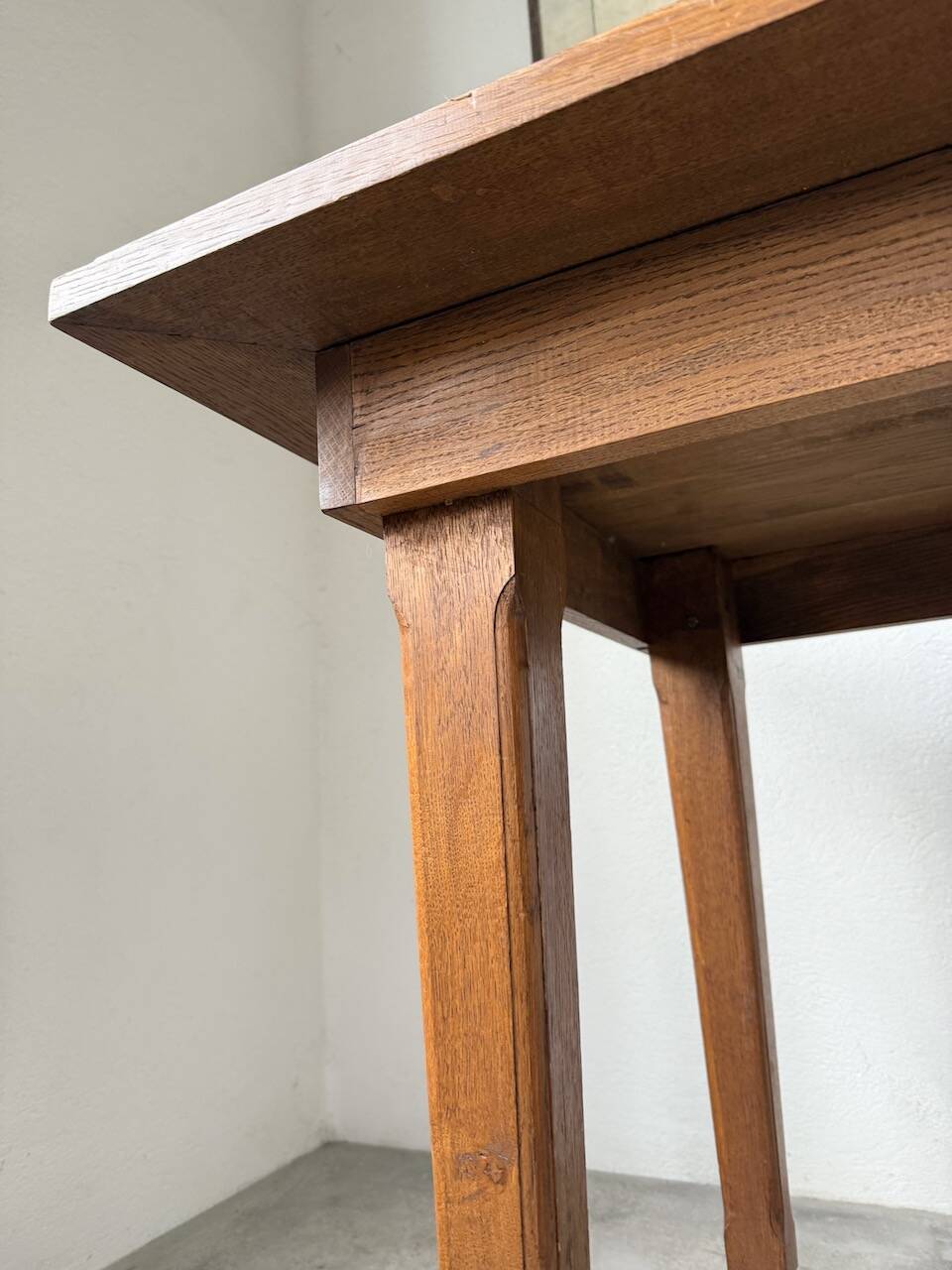 Extendable farmhouse table in oak