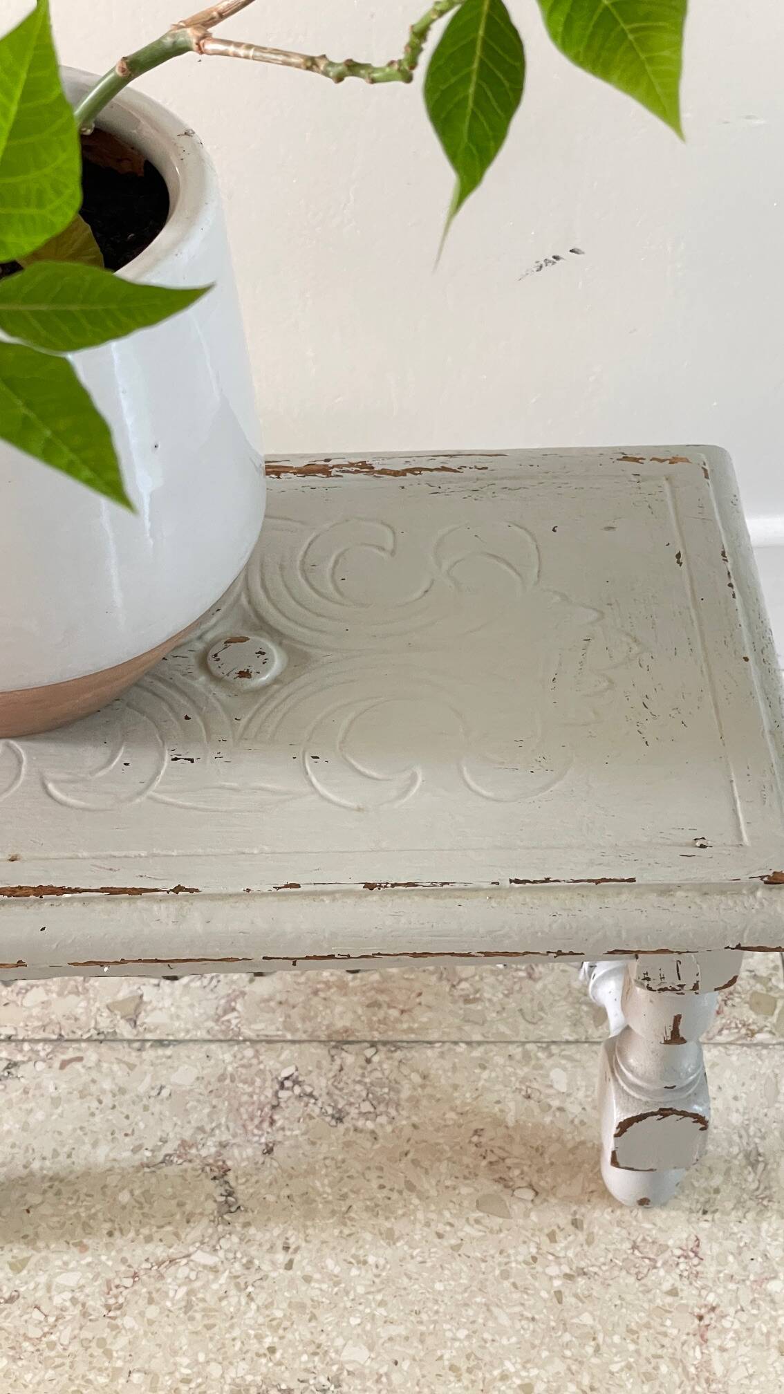Tabouret vintage gris perle patiné