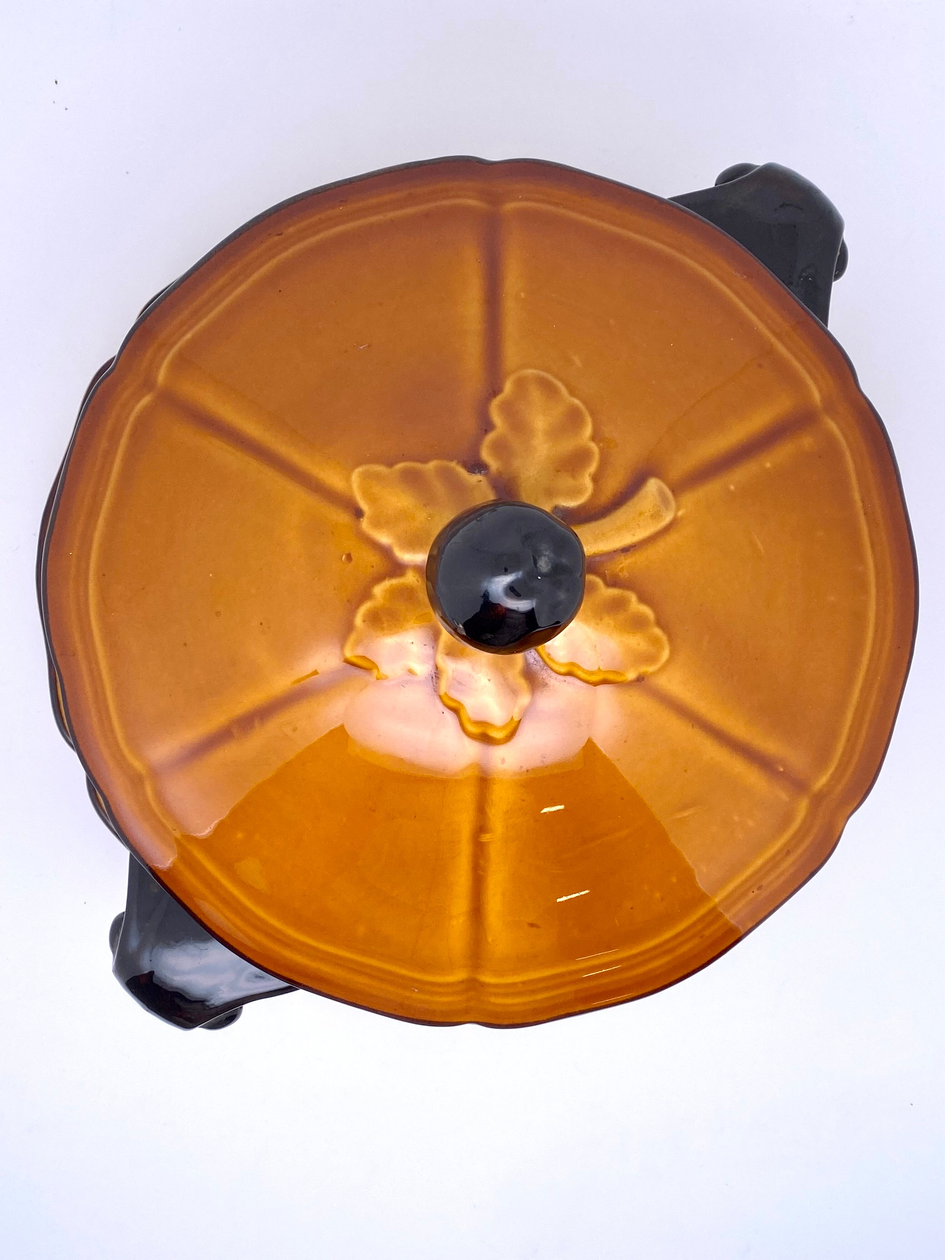 Soup tureen and its dish