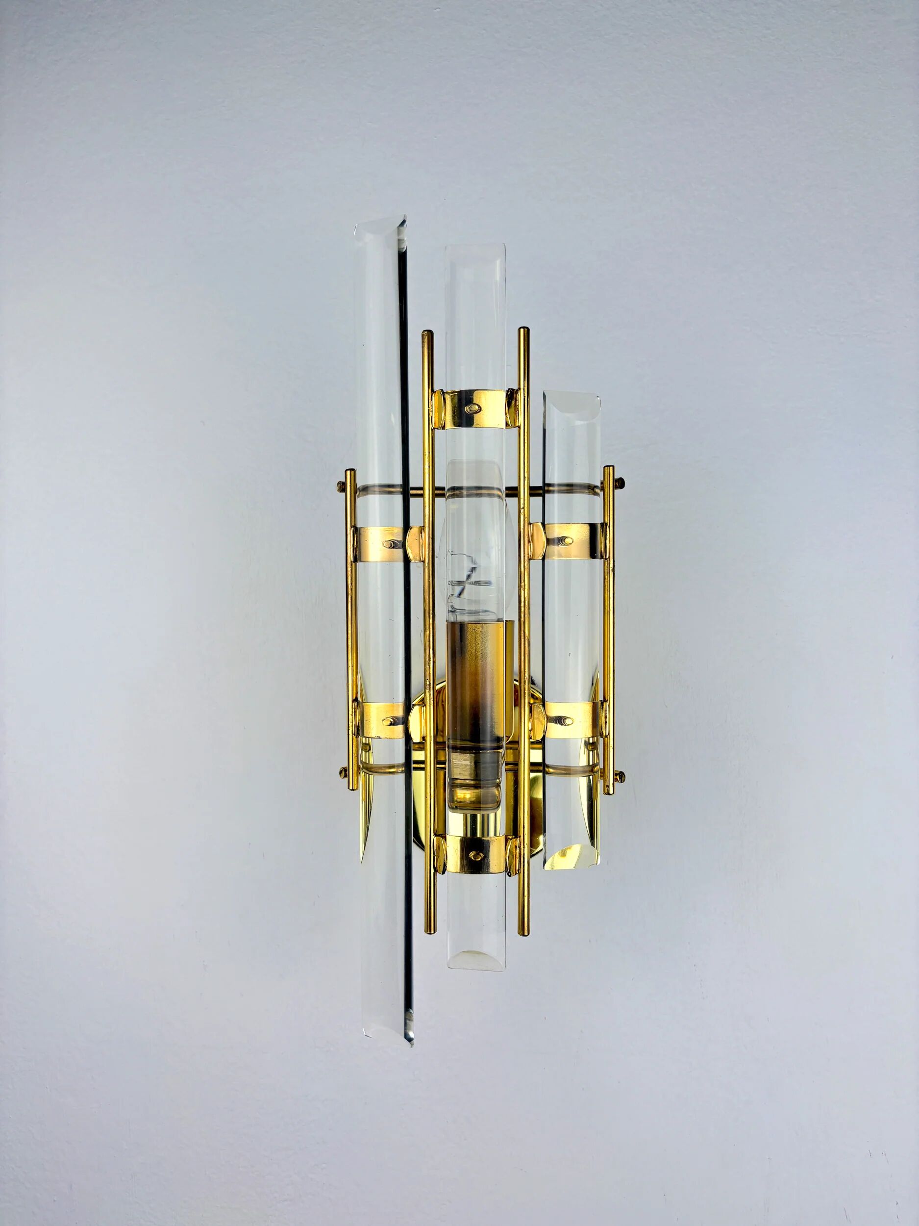 Venini Triedi cut glass wall sconce, circa 1970s, Italy
