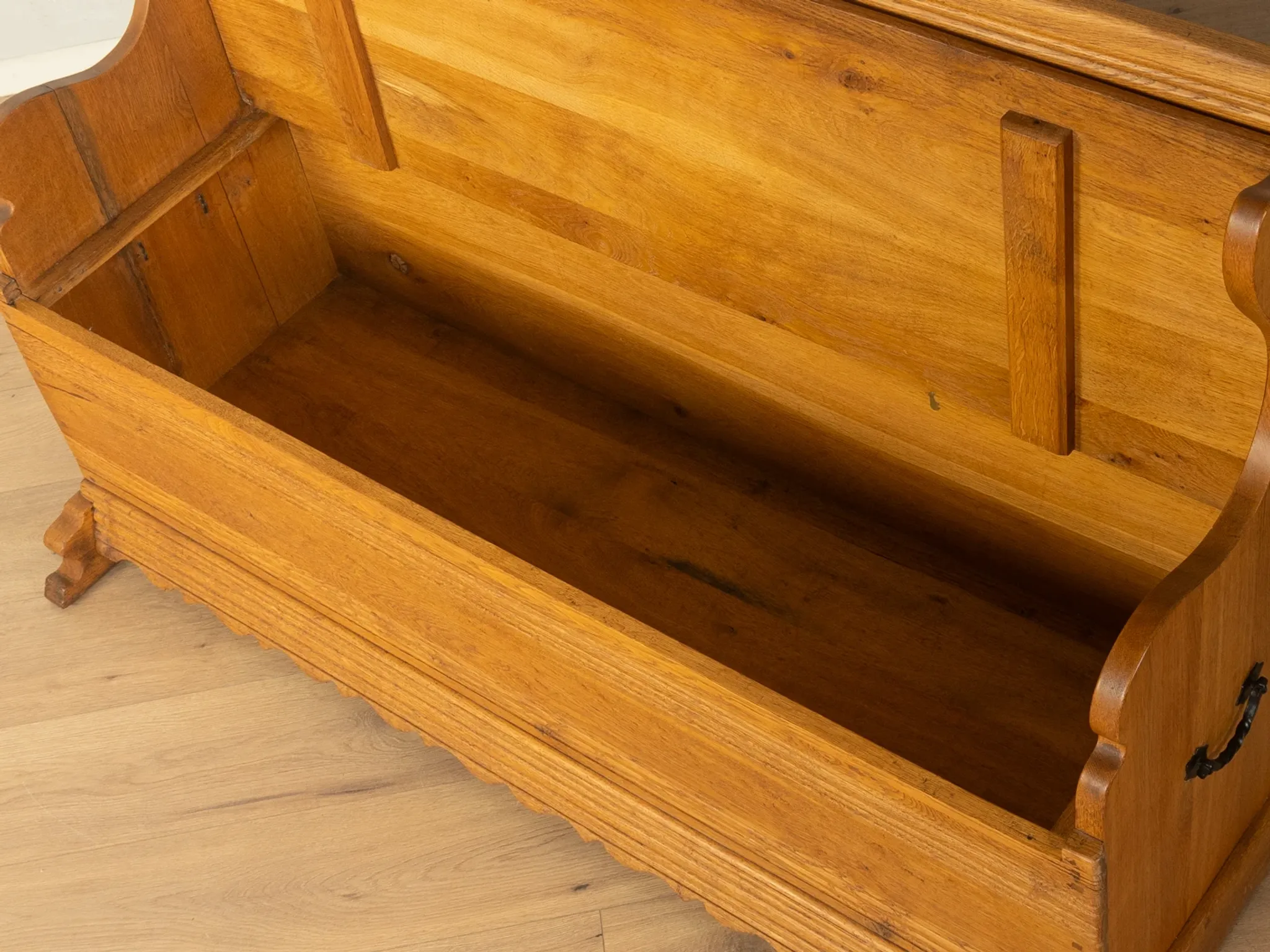 Banc coffre ancien vers 1900, en chêne massif, fait à la main