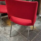 Chaise en tissu rouge