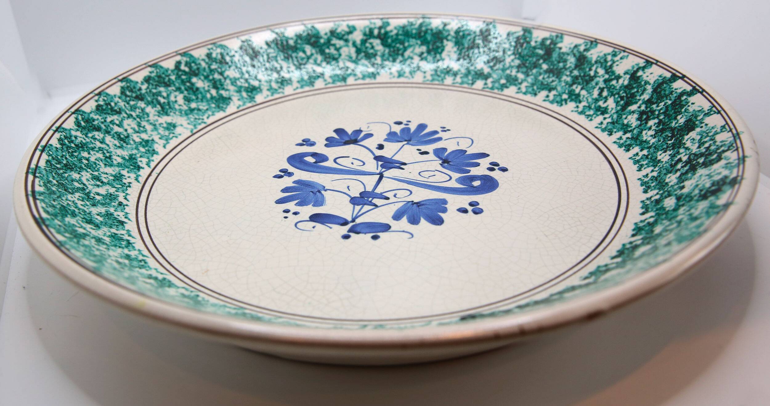 XXL artisanal ceramic dish by Ernesto Boria in Caltagirone, Sicily