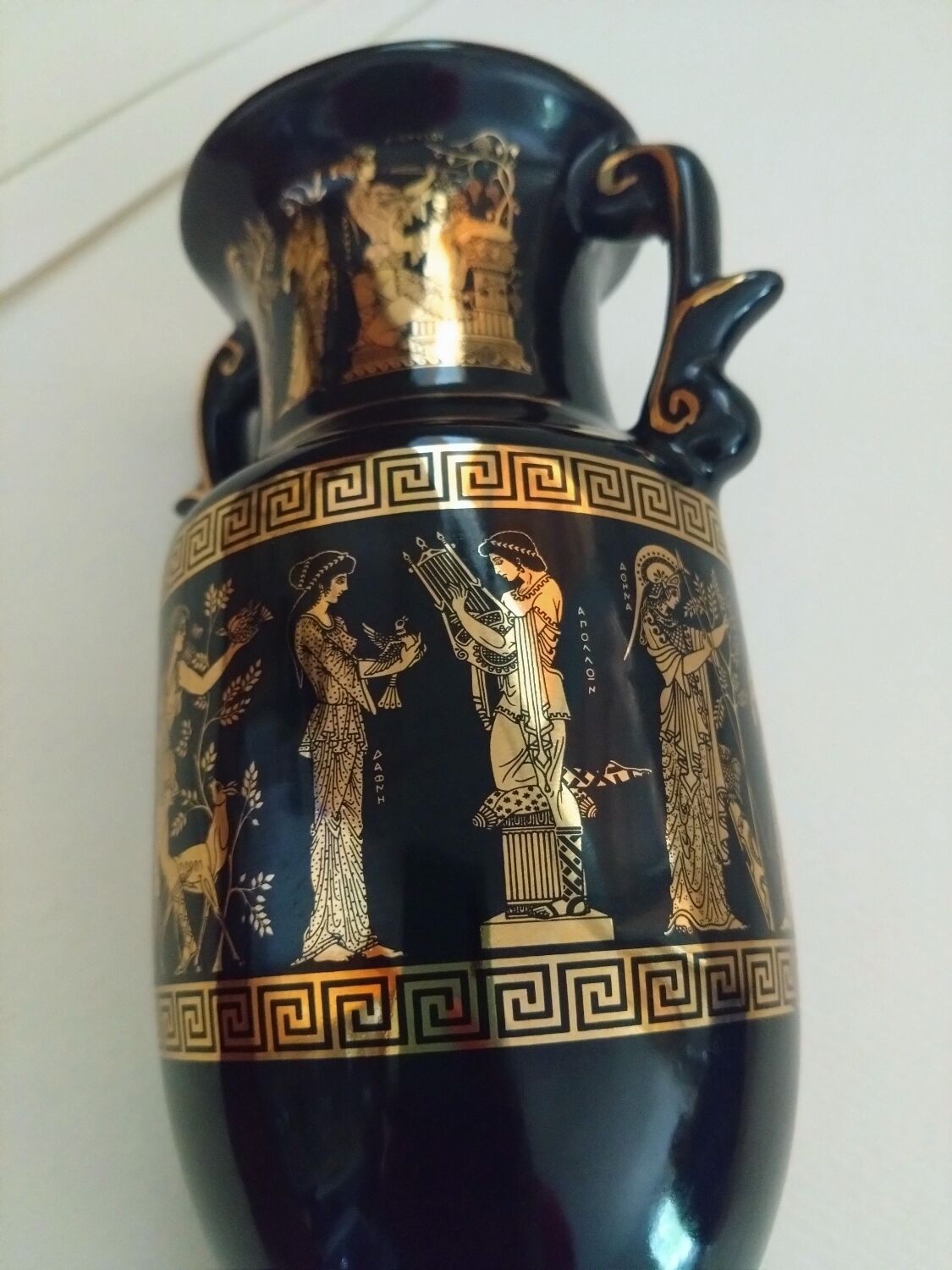 Petit vase noir et or