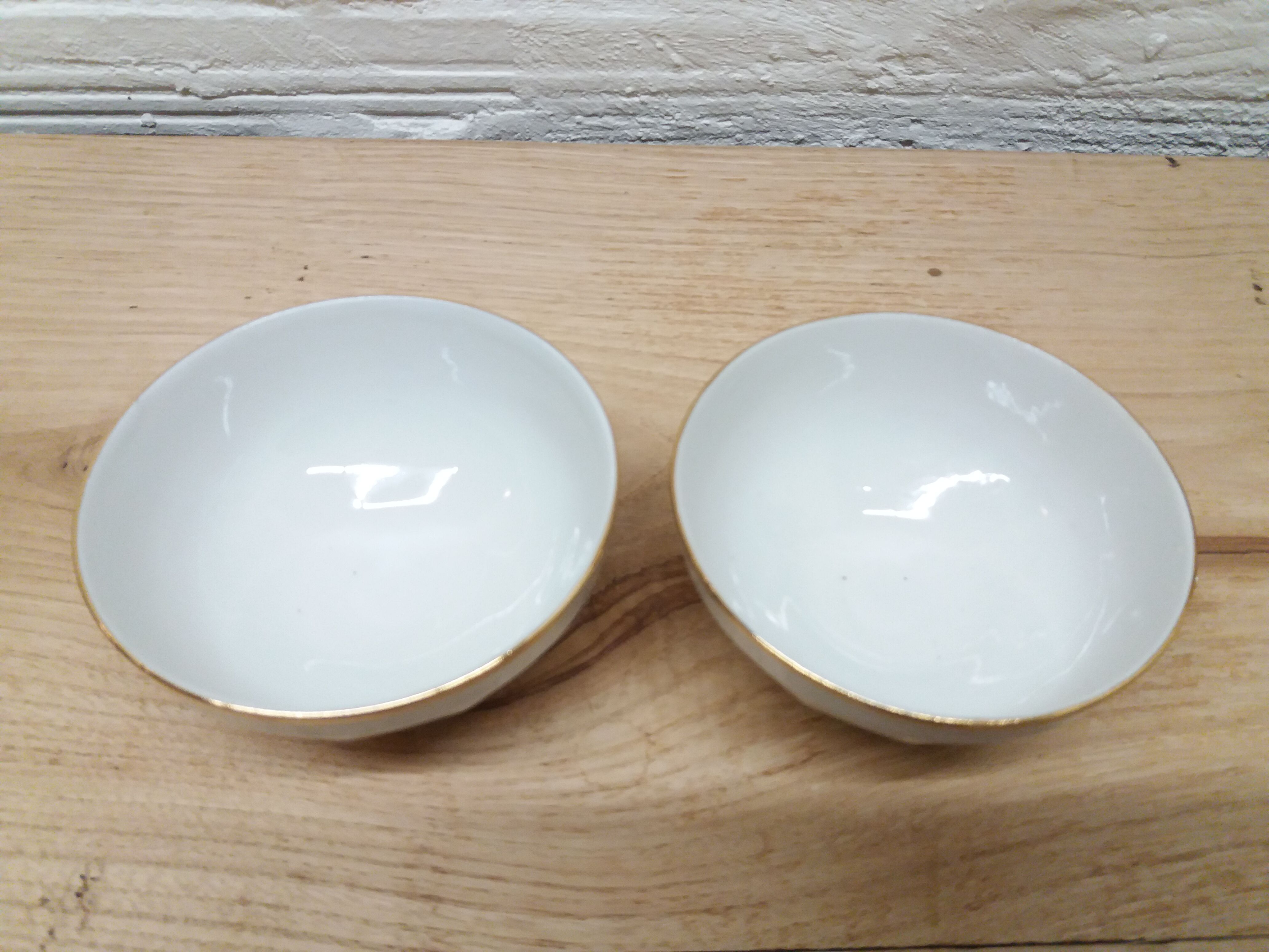 Pair white and gold bowls