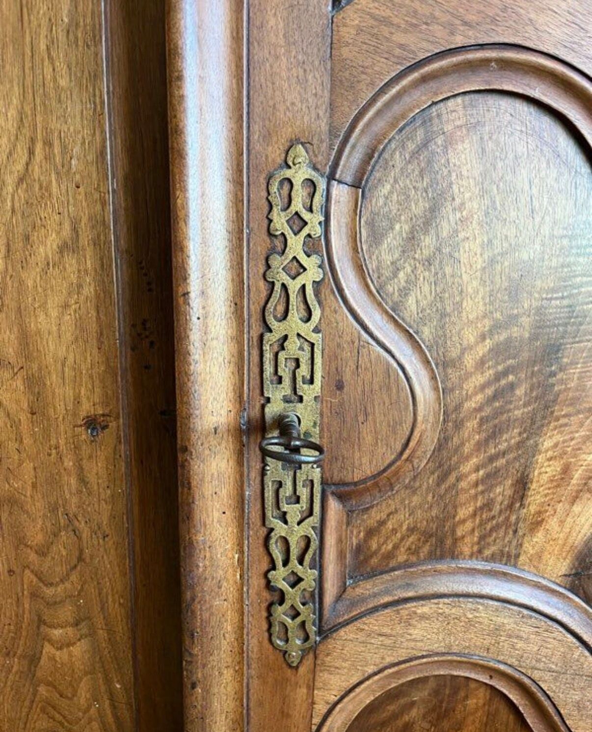 Castle wardrobe in solid walnut - Antique piece