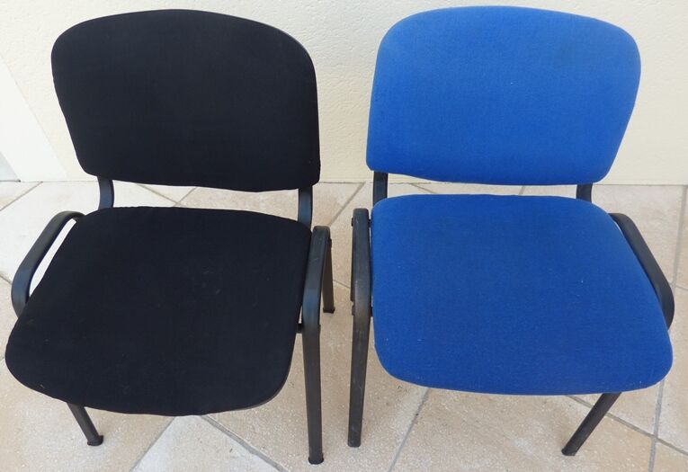 2 chaises empilables de tissus noir et bleu