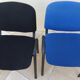 2 chaises empilables de tissus noir et bleu