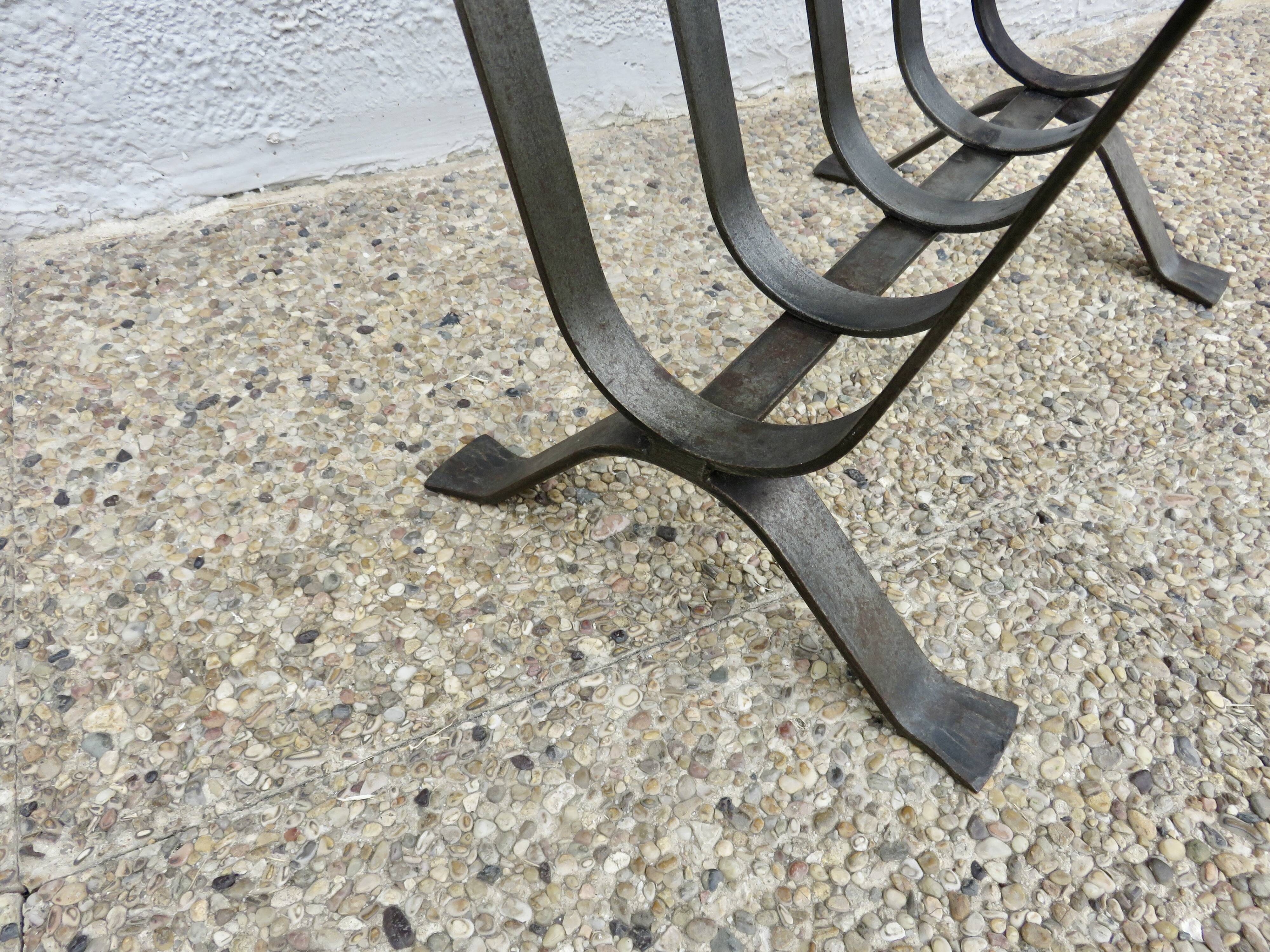 Porte revue en acier brut et cuir, dans le style de Jacques Adnet