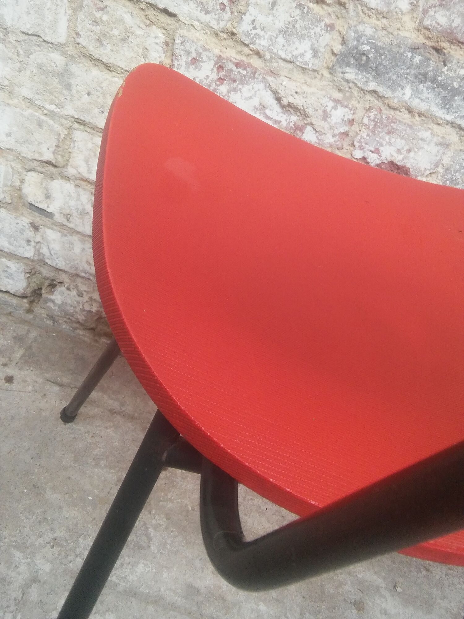 Lot of 6 red chairs in faux leather metal compass feet