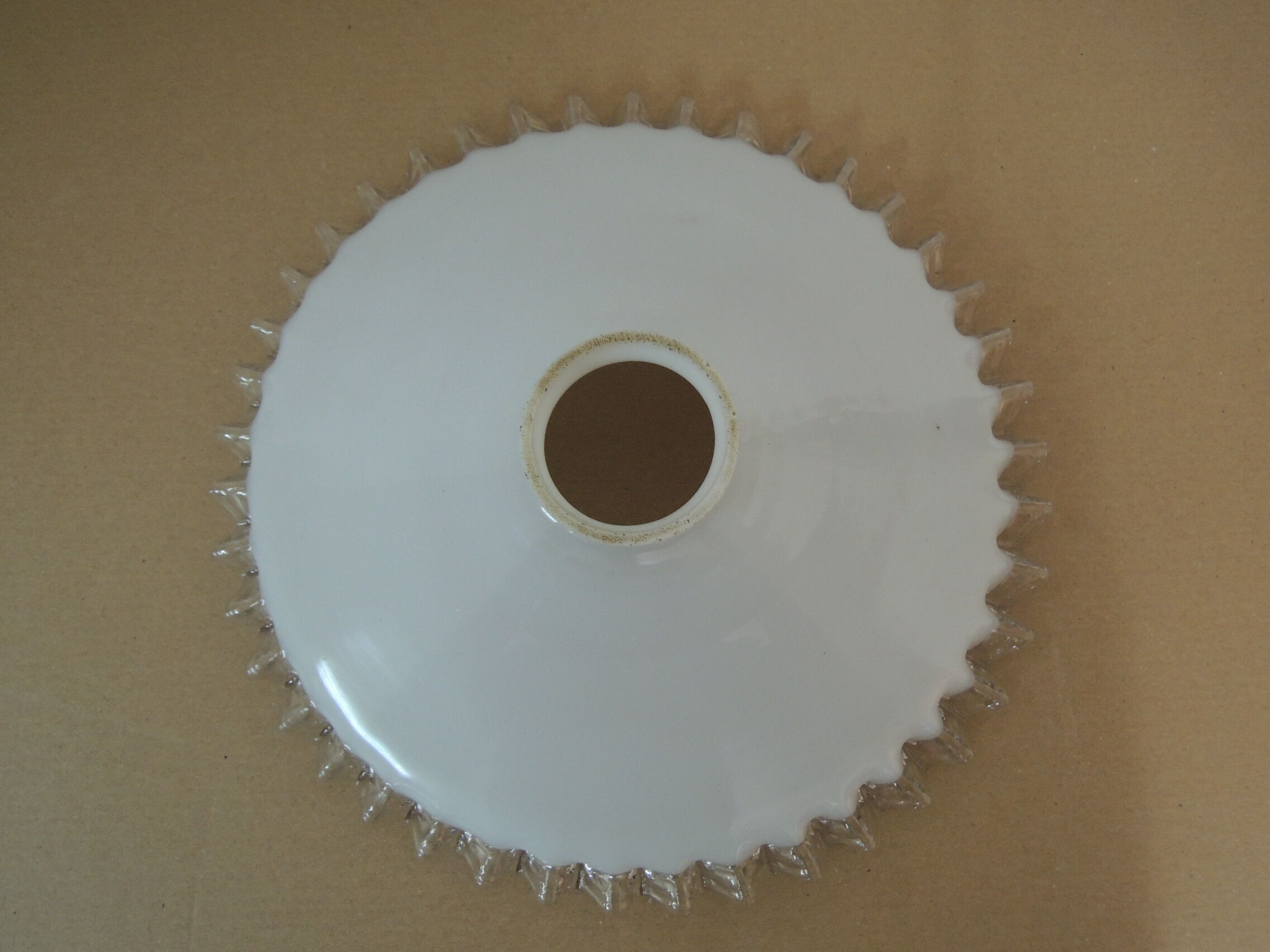 Opaline suspension with serrated edges