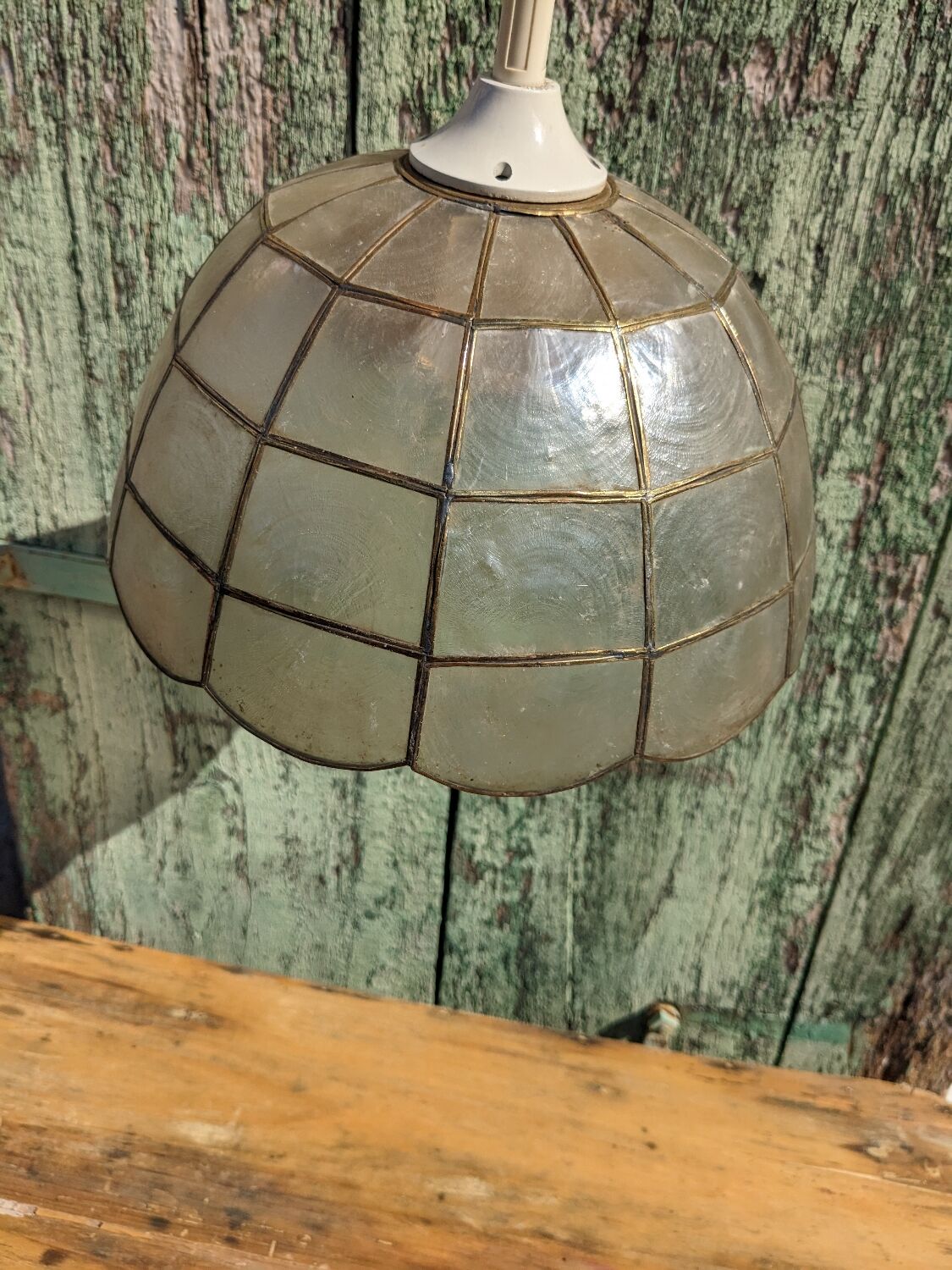 Mother-of-pearl and brass suspension