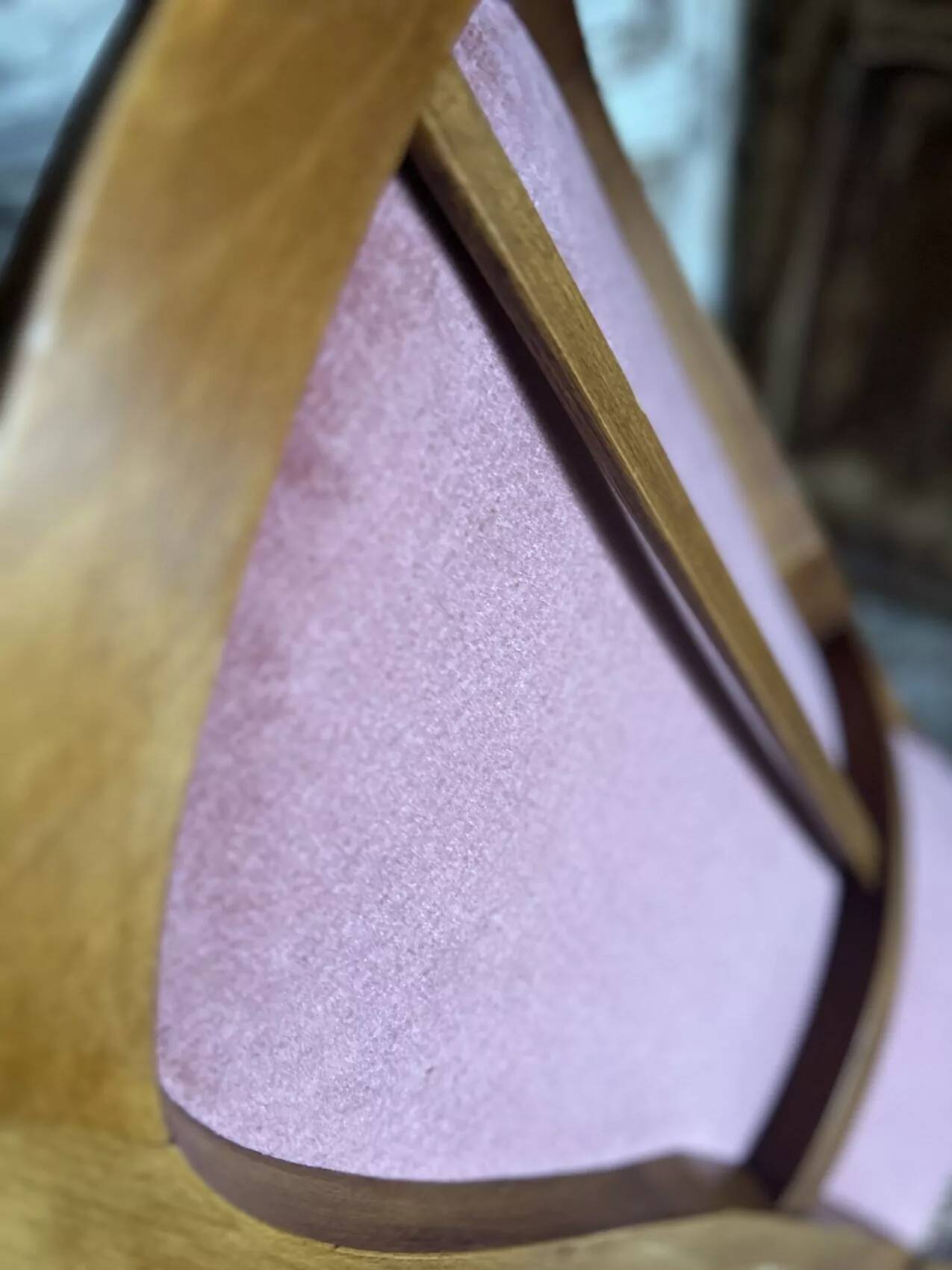 Petit fauteuil Louis XVI en velours vieux rose, assise déhoussable – Chic et confortable