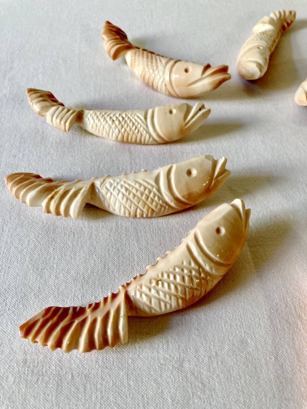 10 fish-shaped knife holders