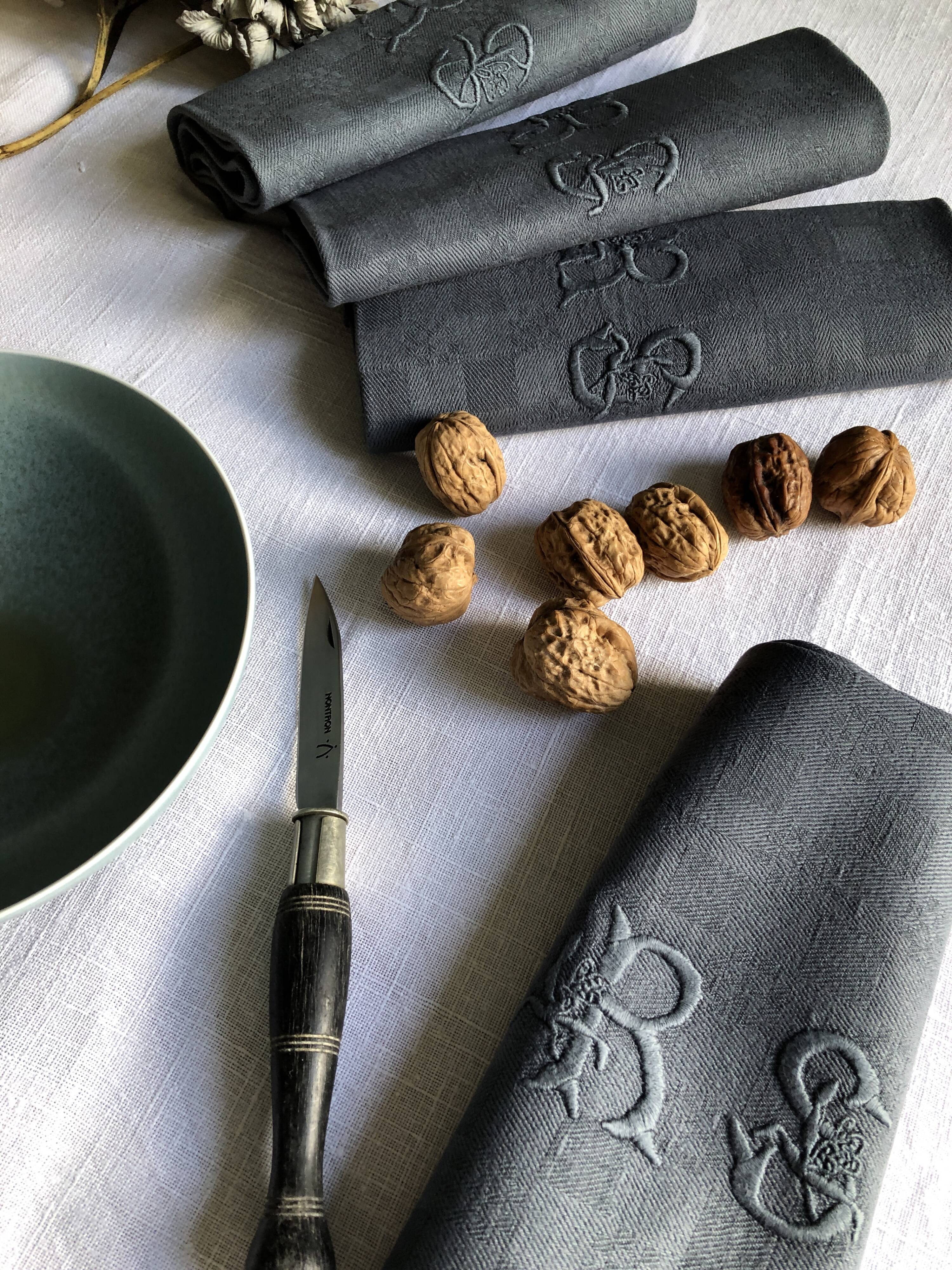 Suite of four napkins tinted in smoke grey