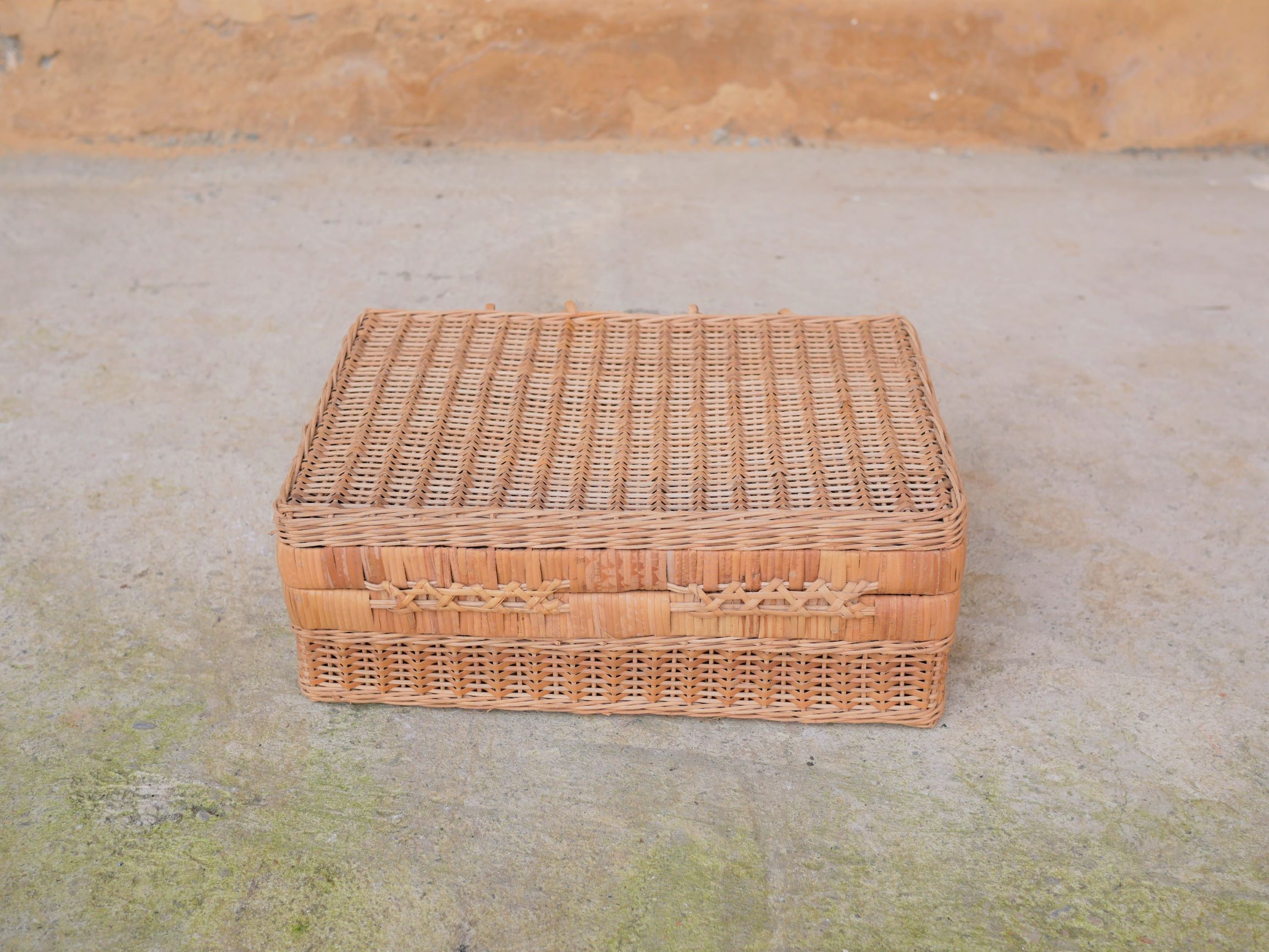 Vintage rattan case