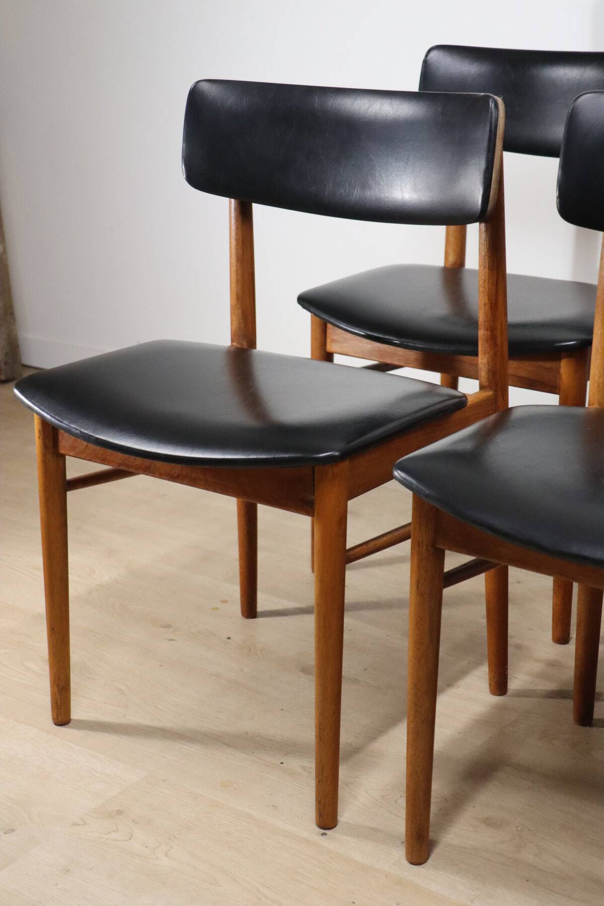 Set of 4 Scandinavian chairs in teak and black faux leather – 1960s