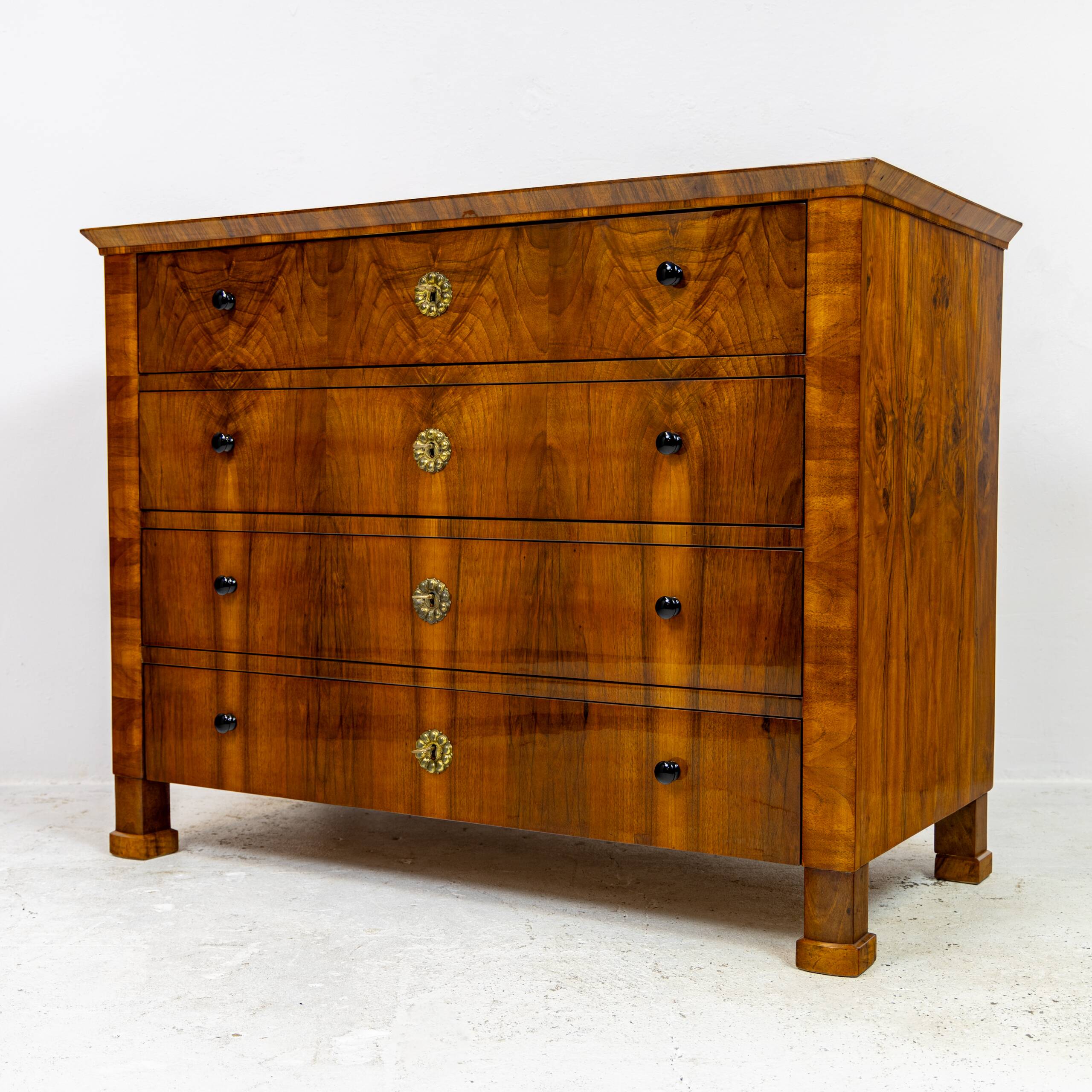 Grande commode Biedermeier en placage de noyer 1820-1840