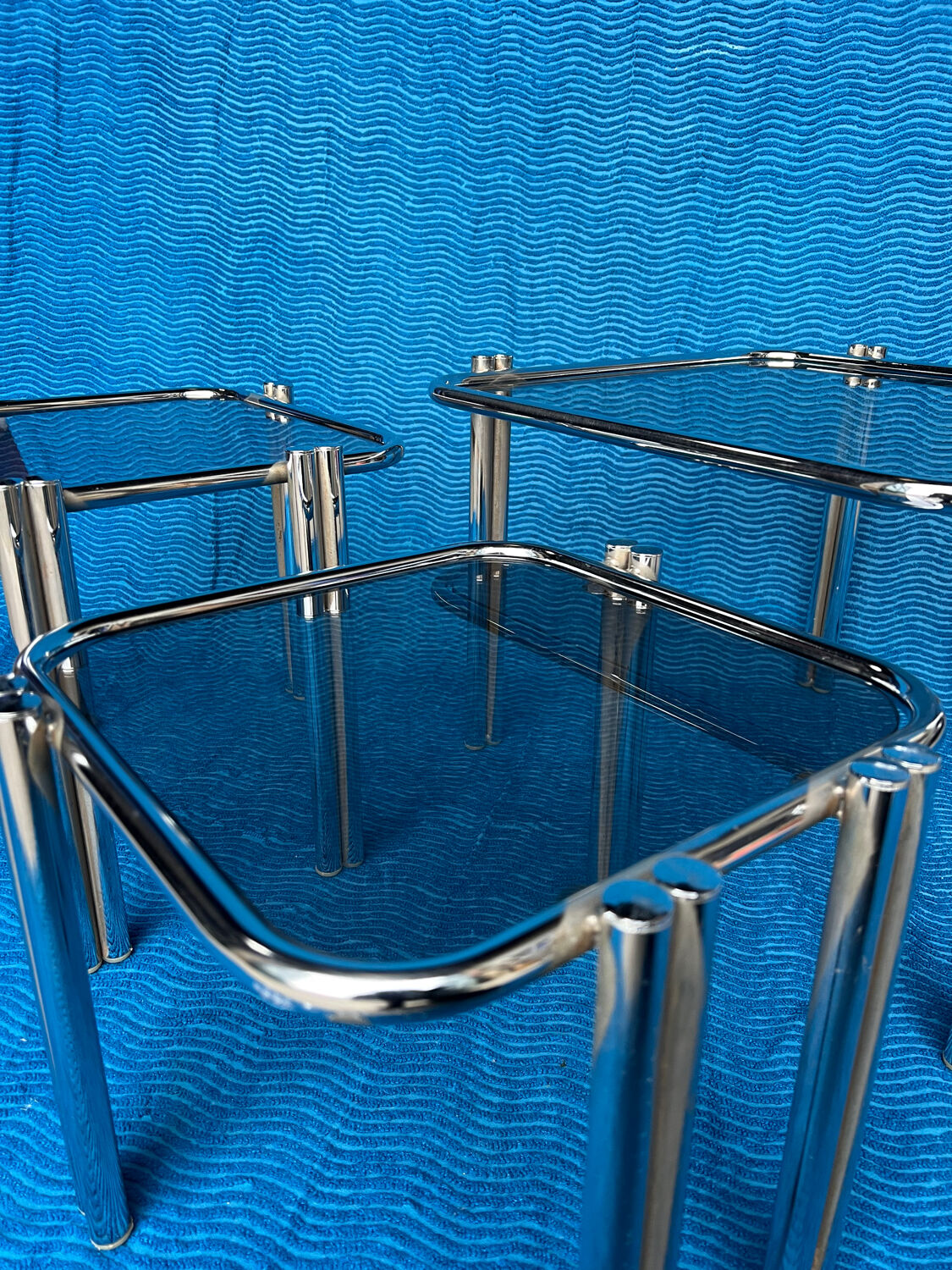 SET OF 3 NESTING TABLES WITH CHROME METAL DOUBLE BASE AND SMOKED GLASS