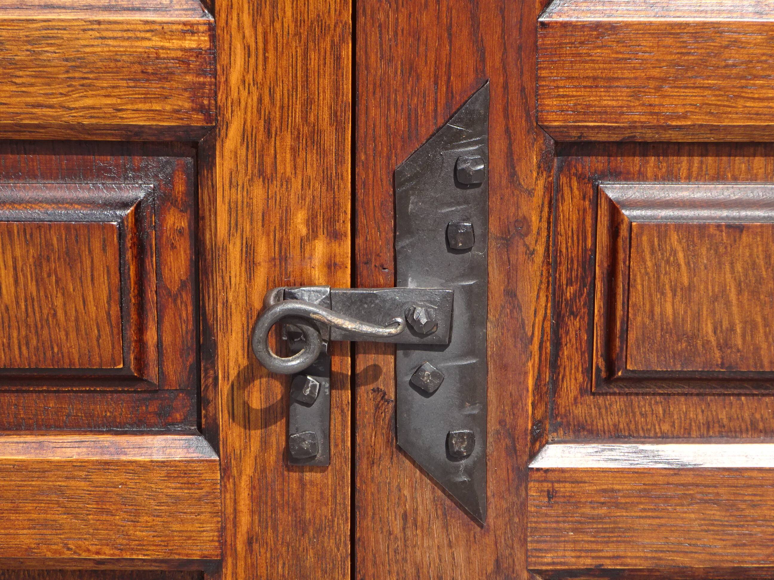 Shallow buffet in solid oak in Tuscan style.