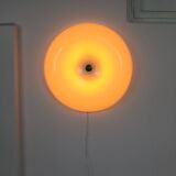 Grande applique murale italienne moderne du milieu du siècle en plexiglas et laiton