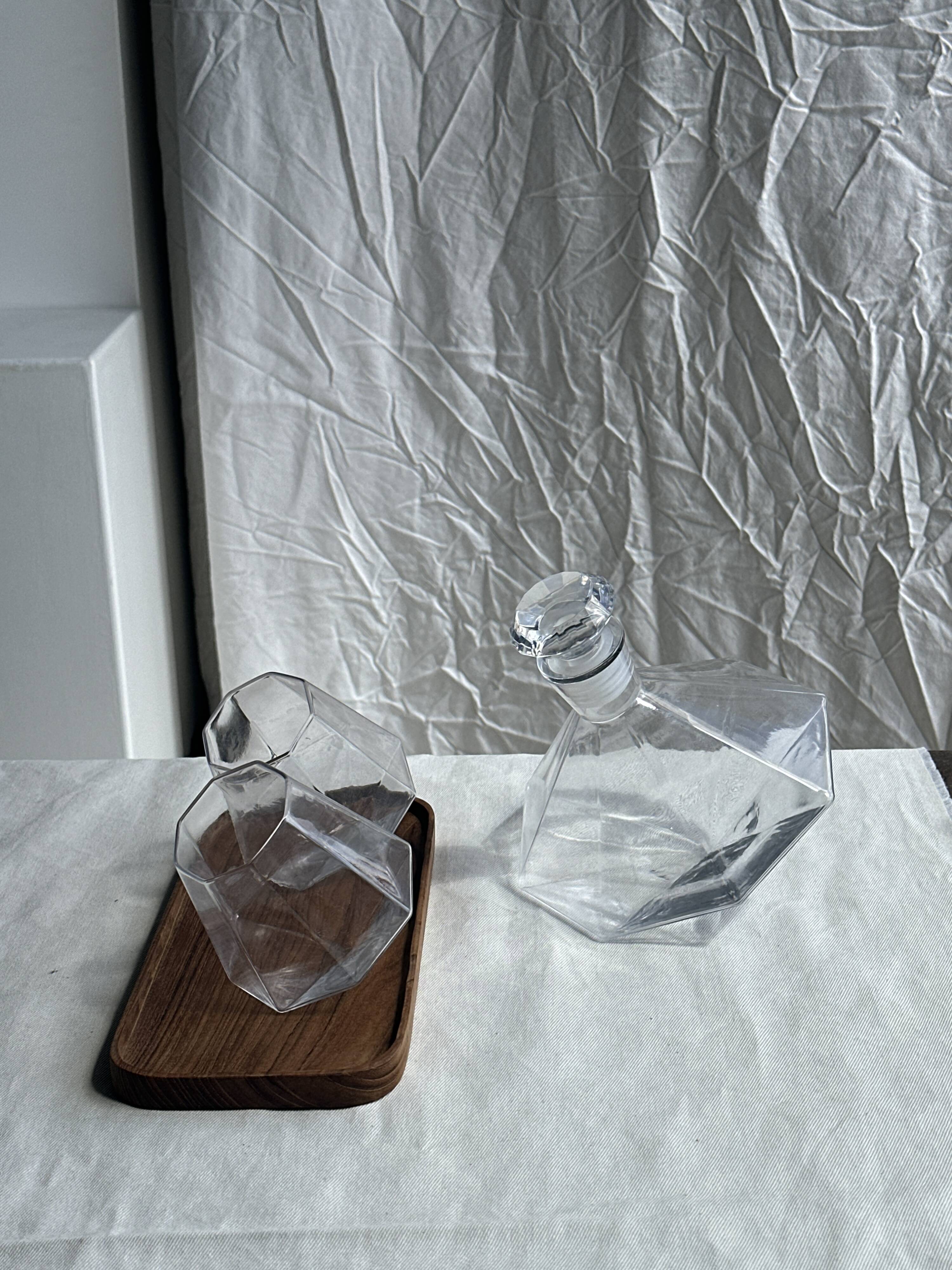 Small geometric carafe with diamond-shaped stopper and its 4 glasses