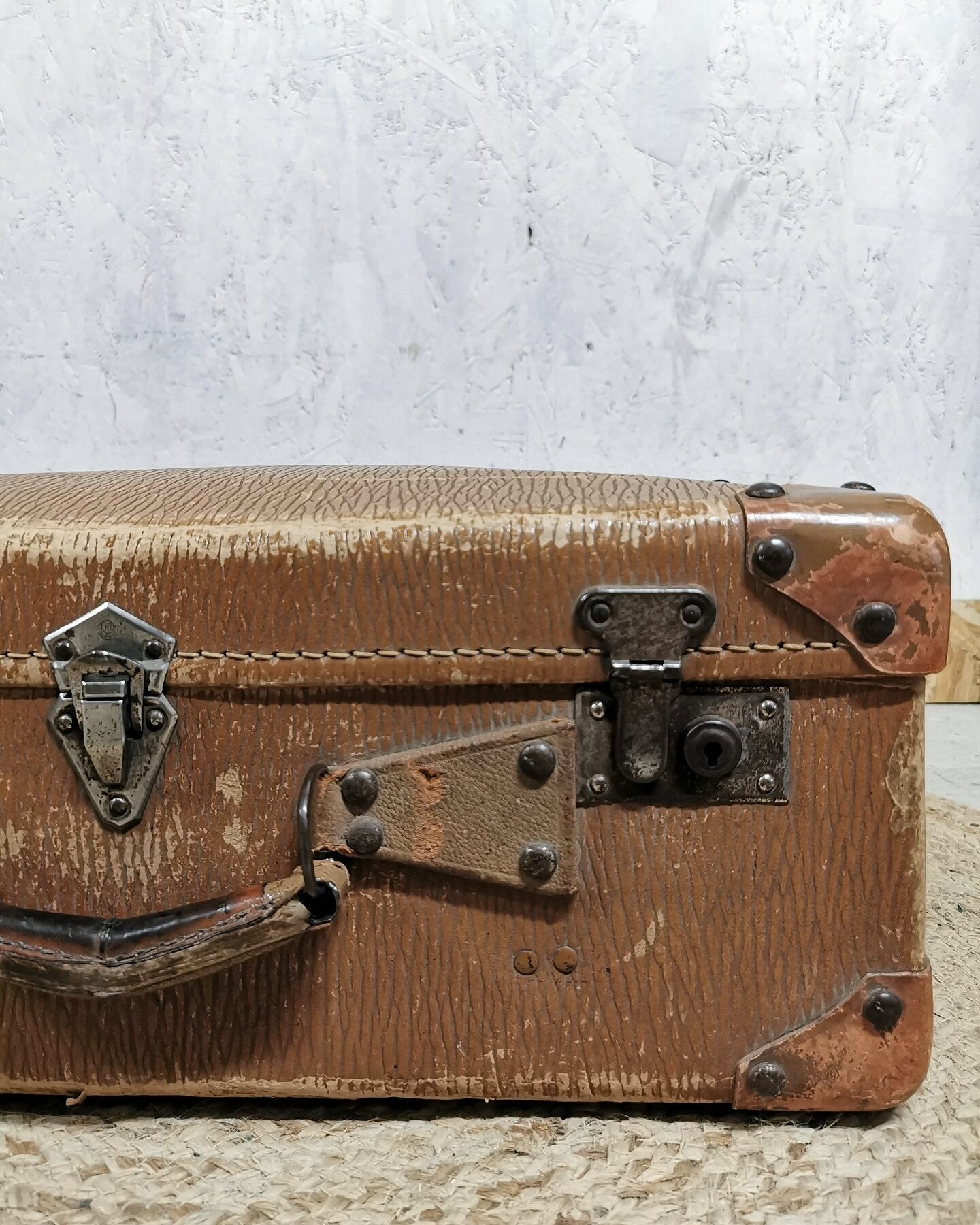 Vintage camel cardboard case