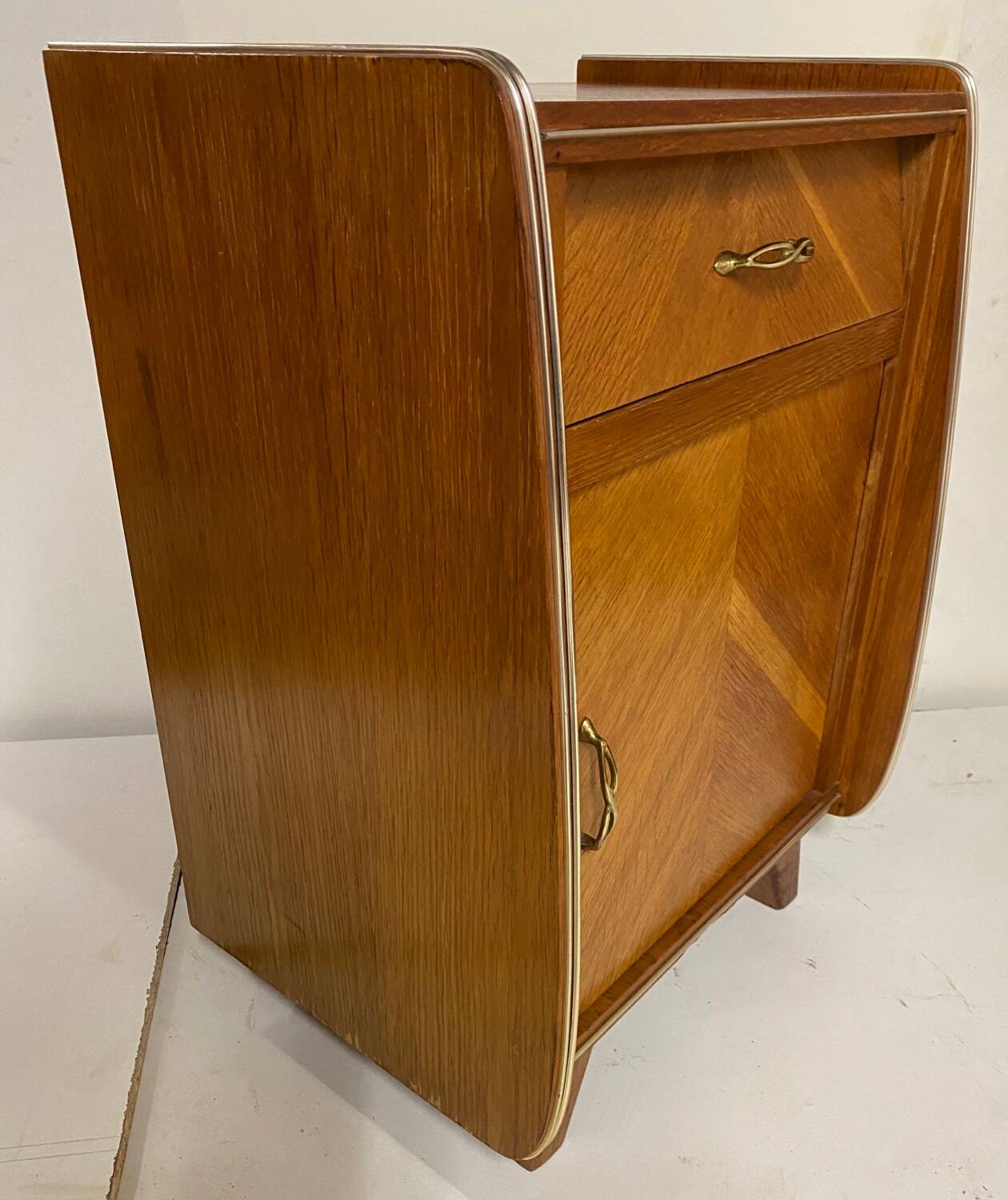 Bed and bedside compass foot