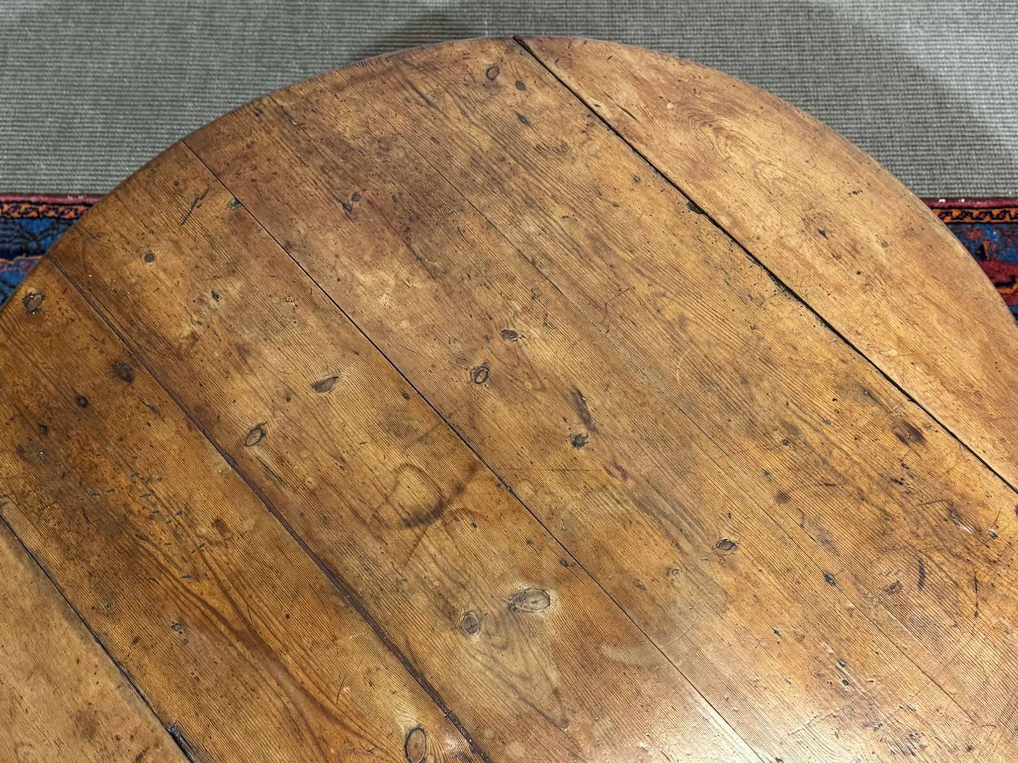 Oval coffee table in fir from the early 20th century.