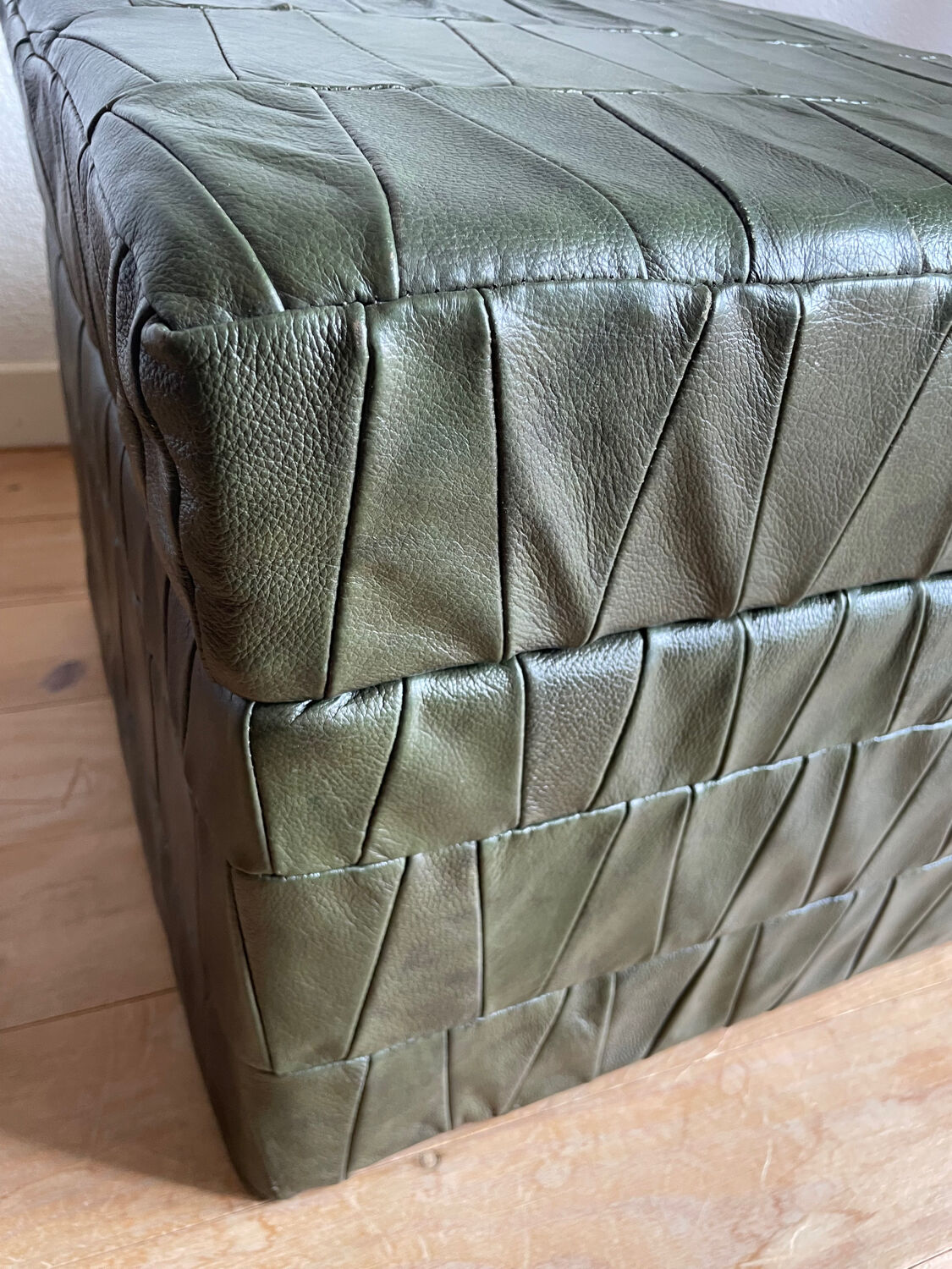 Pouf leather chest patchwork vert  De Sède