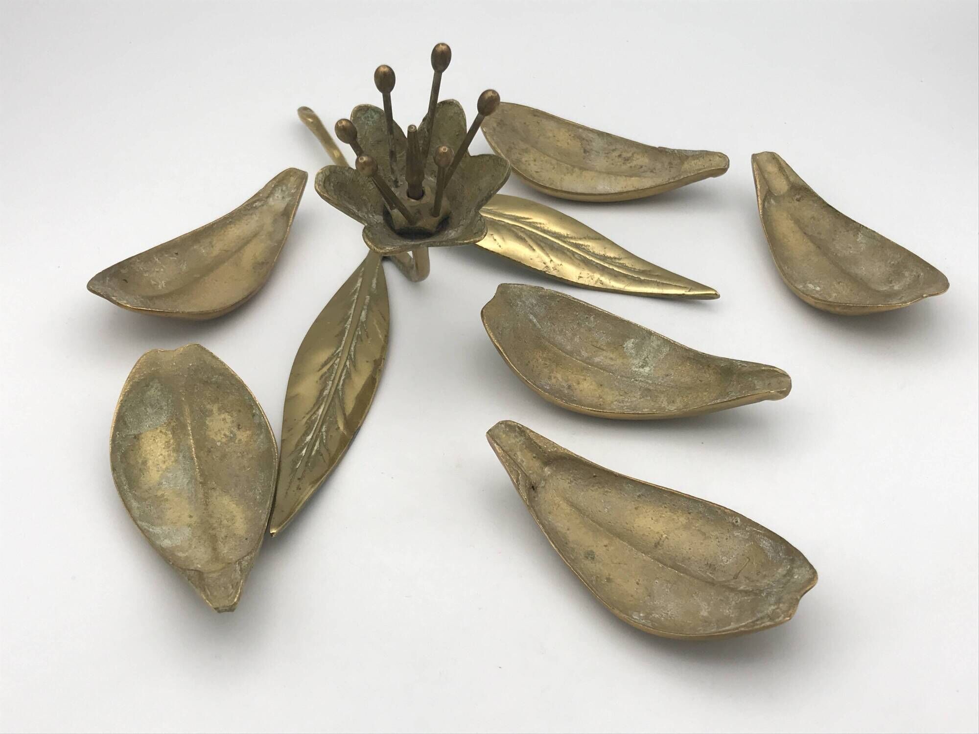 Vintage flower ashtray in solid gold-plated brass with six removable petals from the 60s/70s