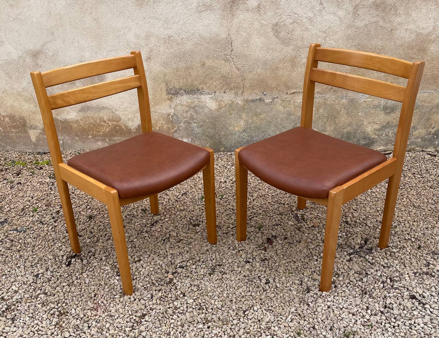 Paire de chaises vintage bois et Skaï