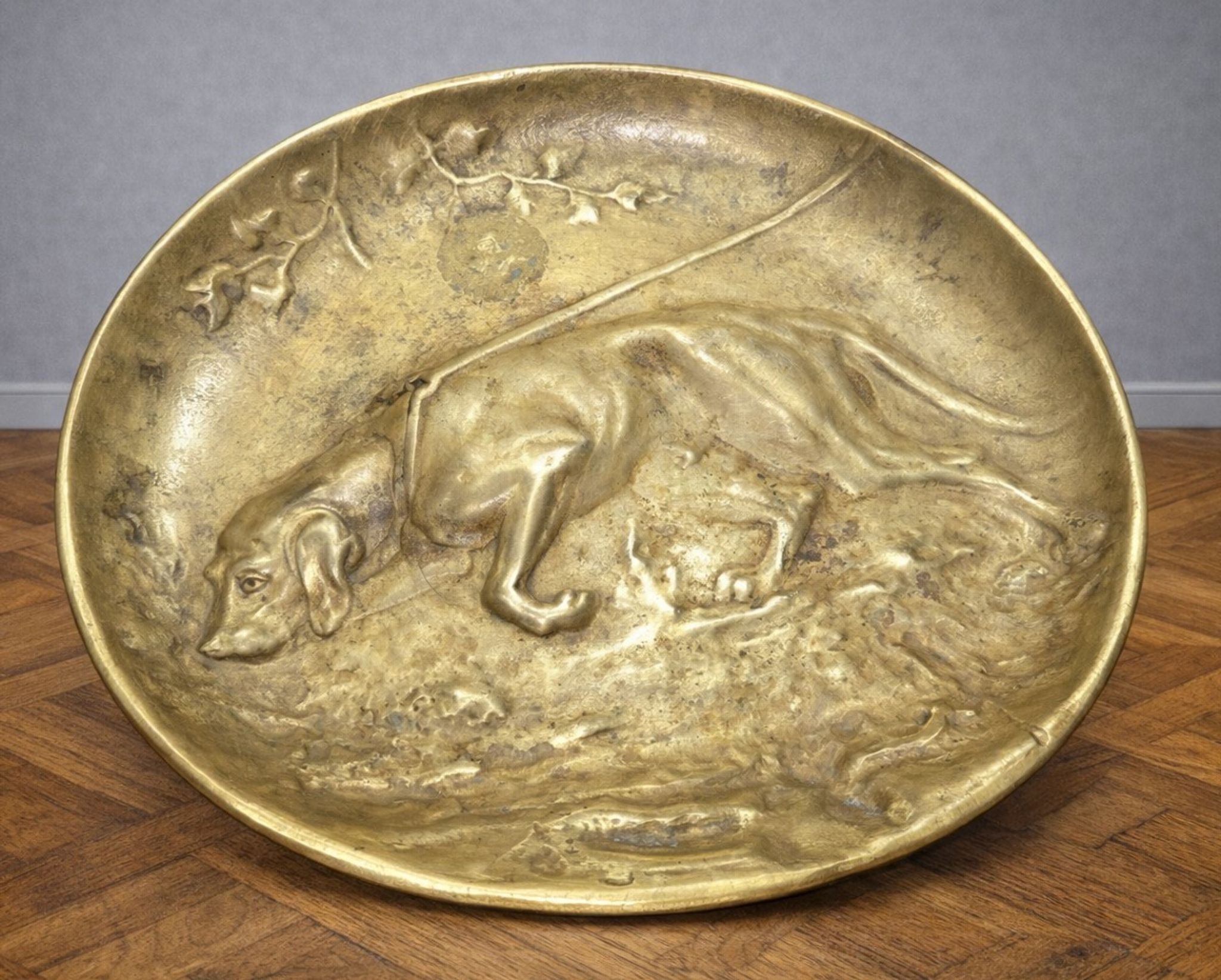 tray / gilded bronze bowl depicting a hunting dog