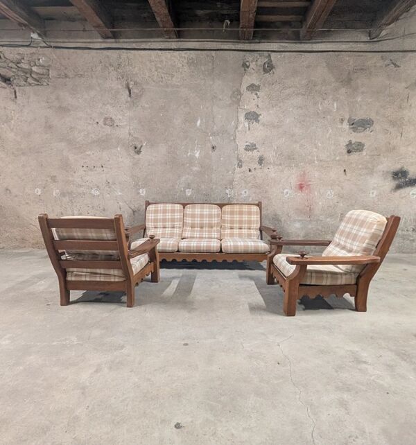 Salon vintage en bois massif avec coussins à carreaux
