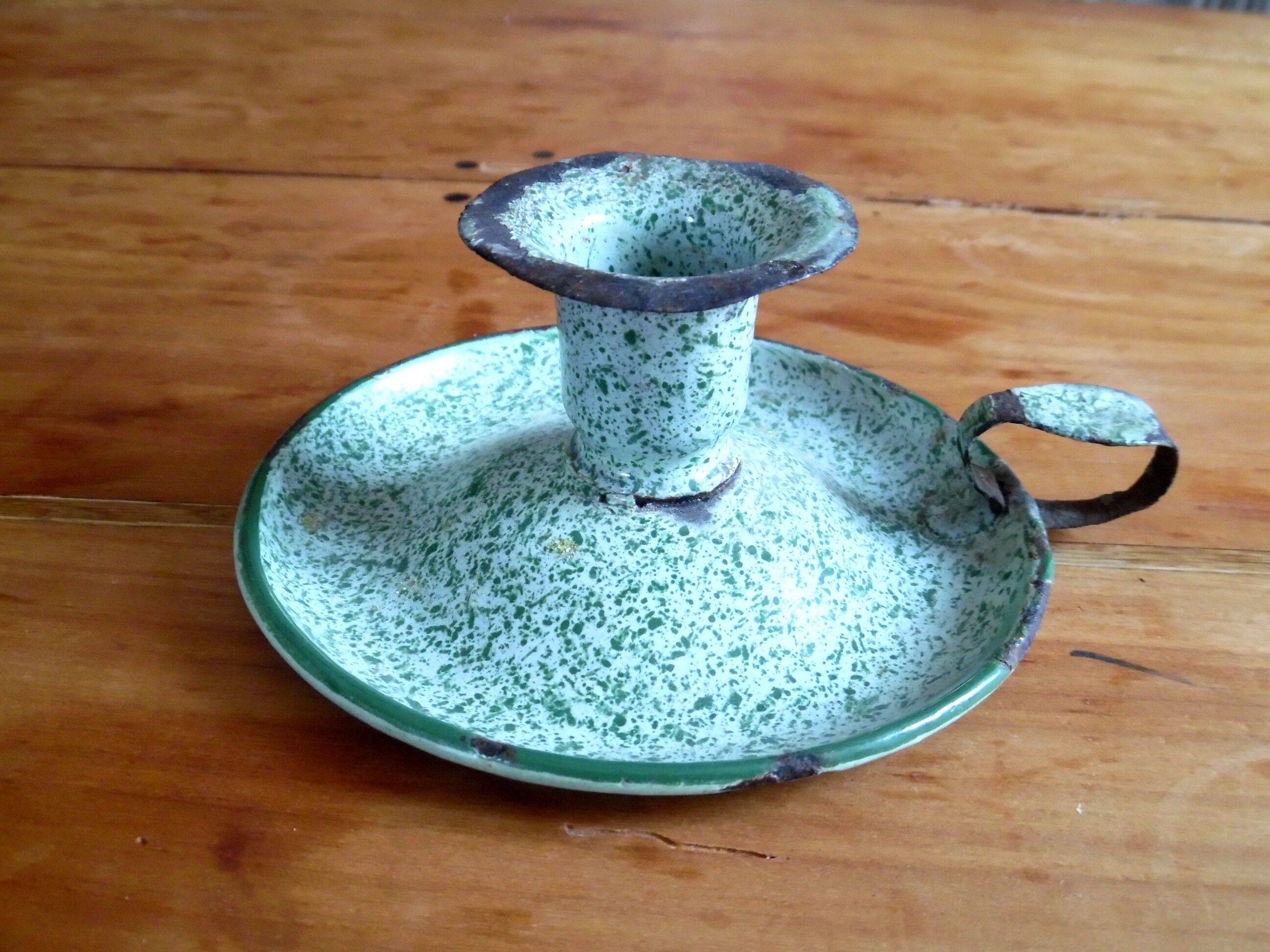 Bougeoir en tôle émaillé vert chiné