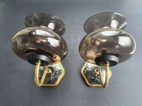 Paire d'appliques en laiton doré et verre fumé anciennes