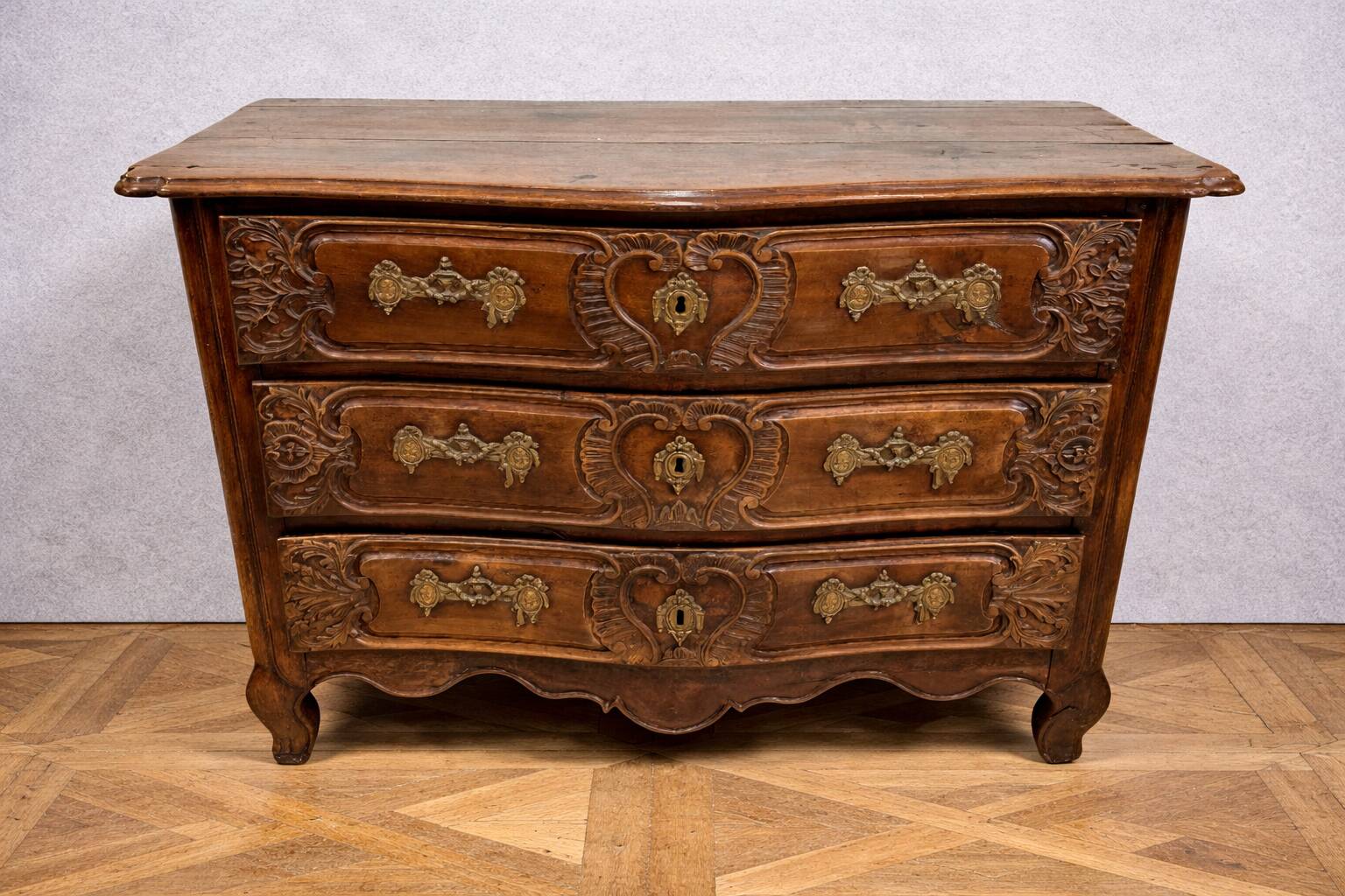 Lyonnaise commode from the Louis XV period in solid walnut, 18th century.