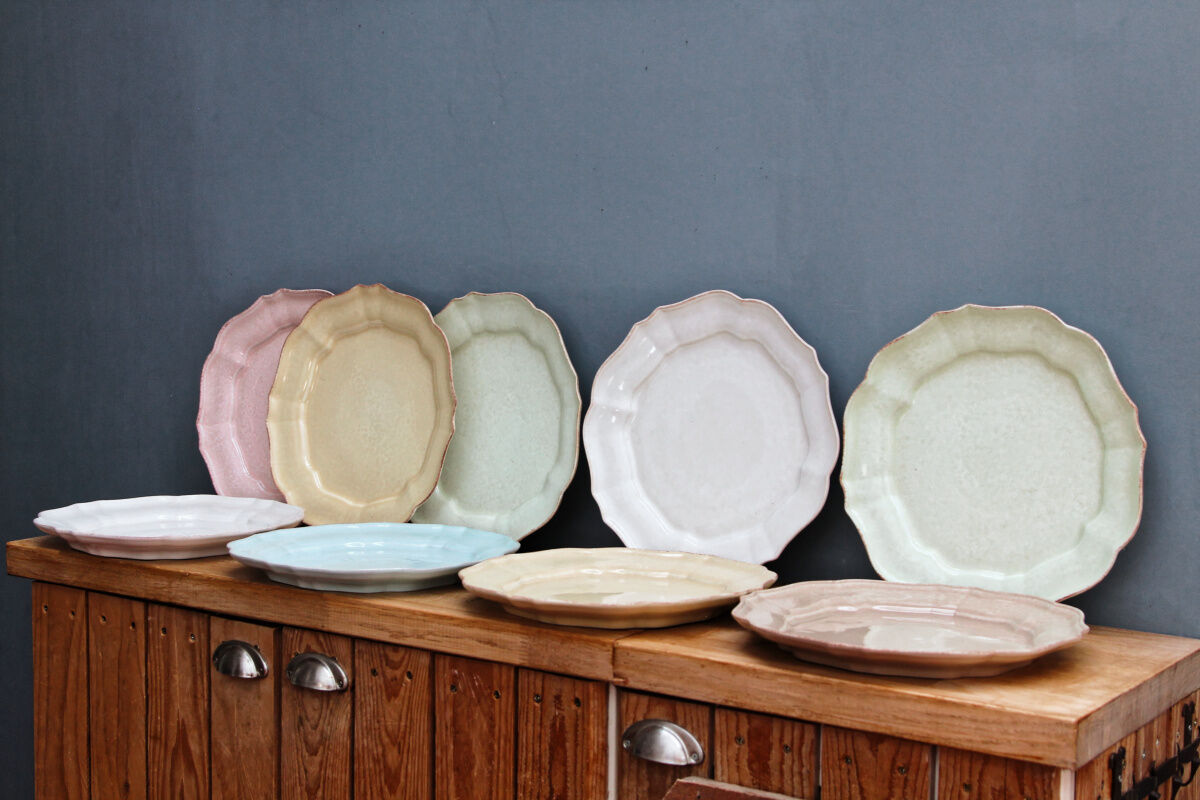 Lot de 9 assiettes de présentation multicolores