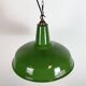 Lampe suspendue en émail vert industriel de Jackson Electrical Co., années 1960.
