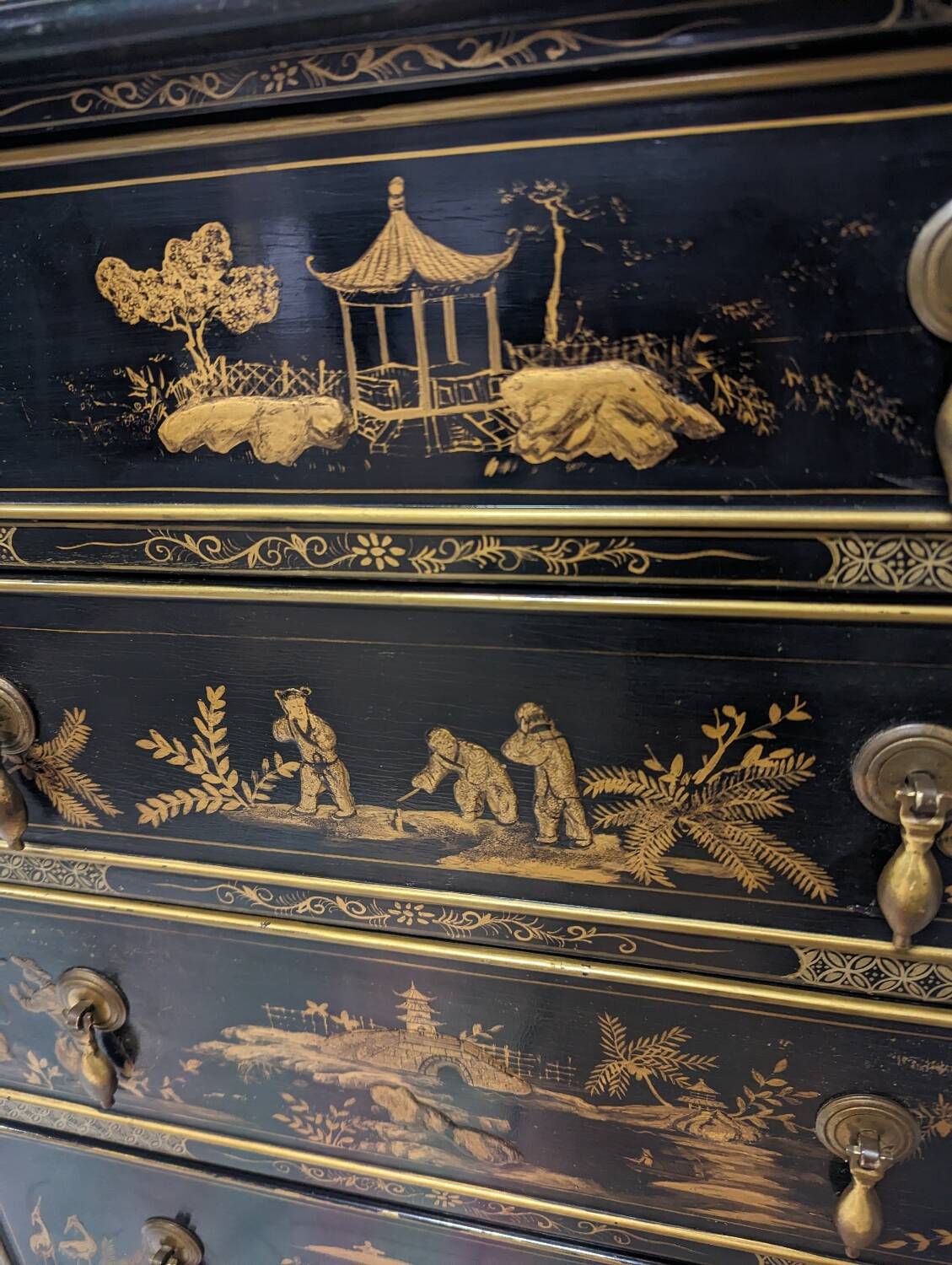 Asian chest of drawers in Chinese lacquer