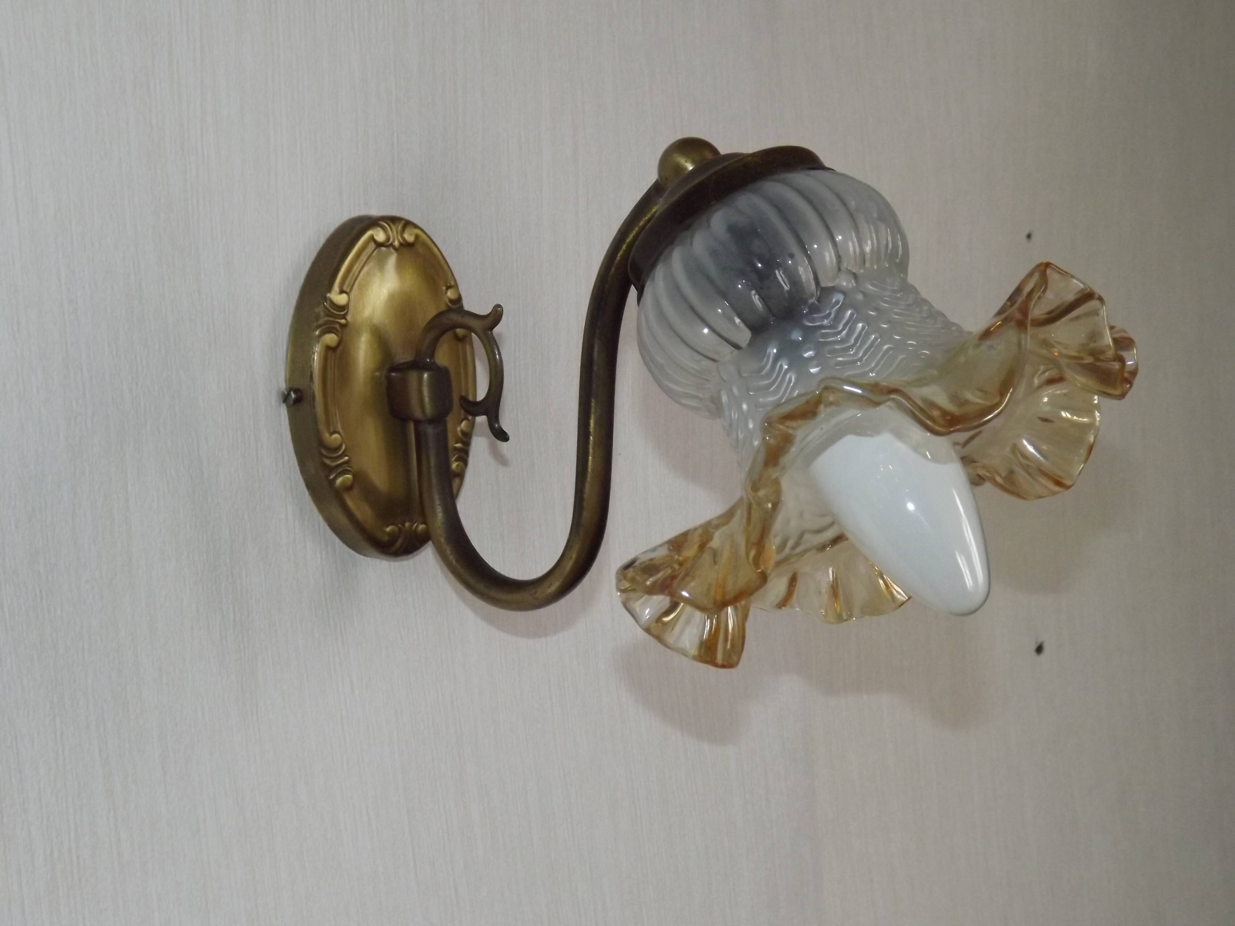 French vintage wall lamp in brass with a glass shade featuring frills and patterns 5524.