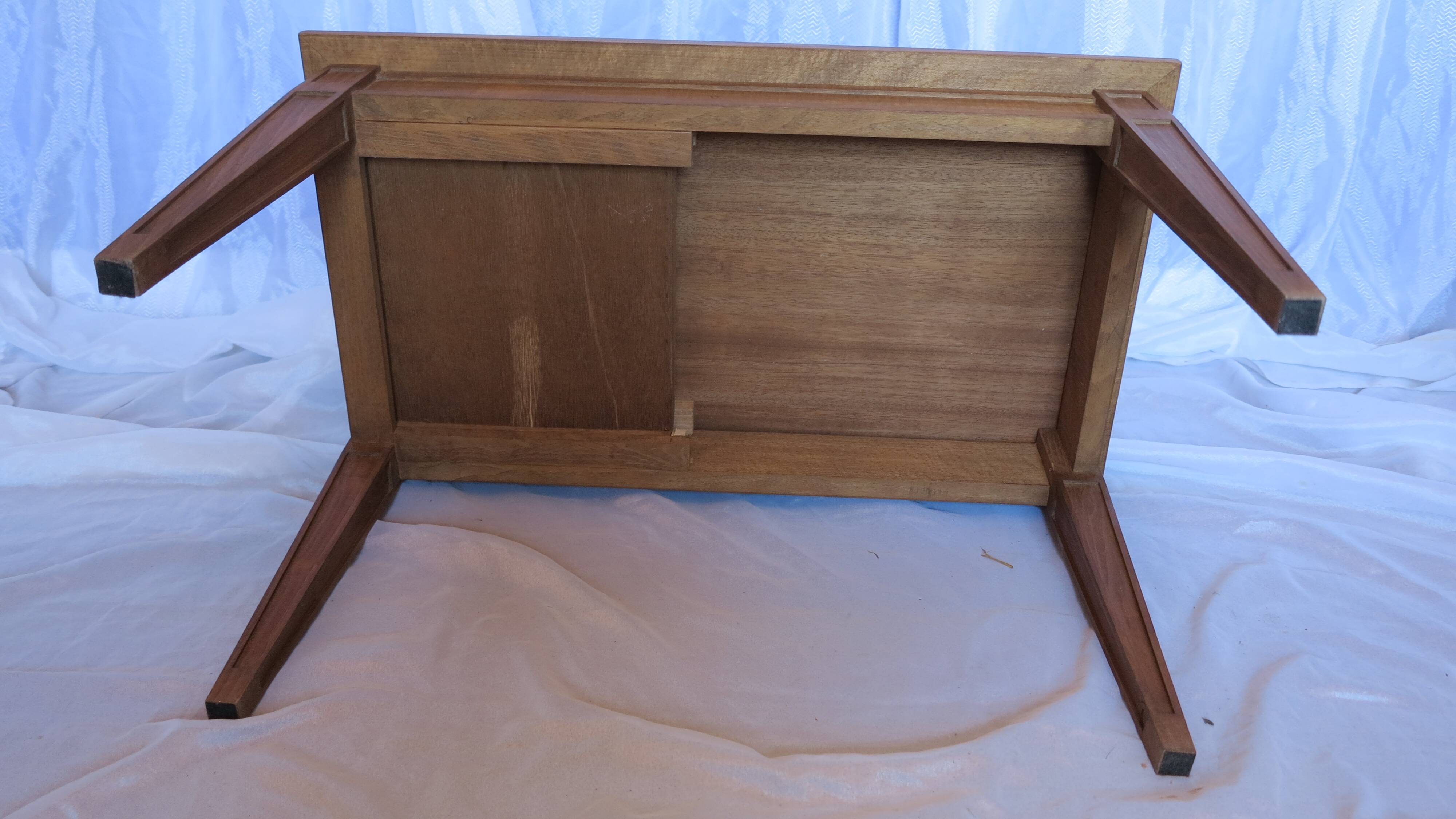 table basse de style Louis XVI bois naturel