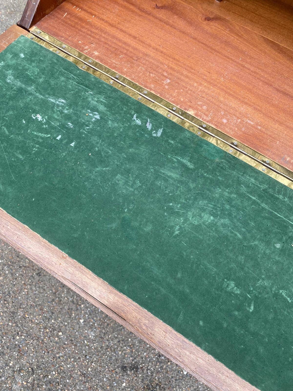 Secretary desk with slanted top and 3 drawers in Louis XV style.