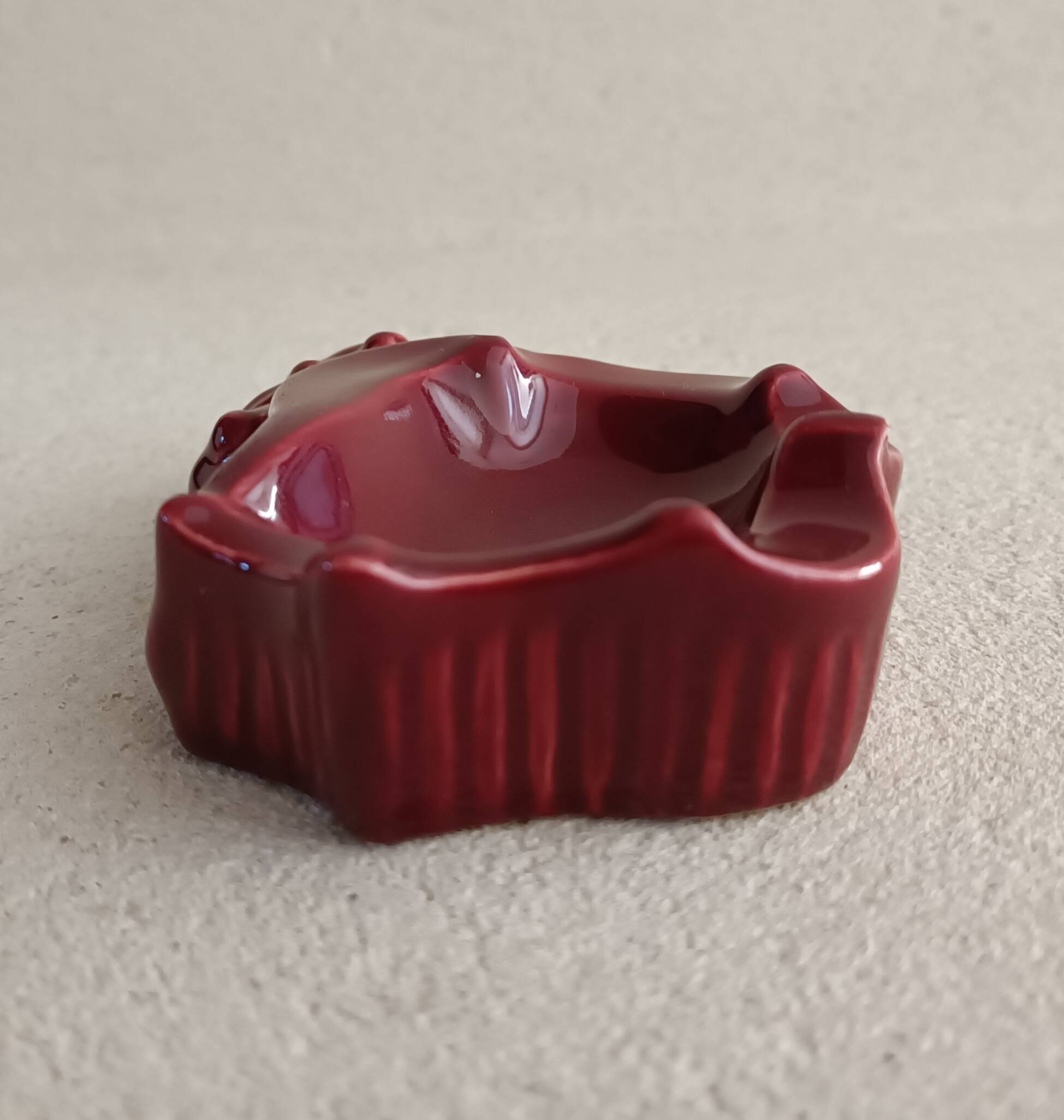 Shell ashtray in slipware