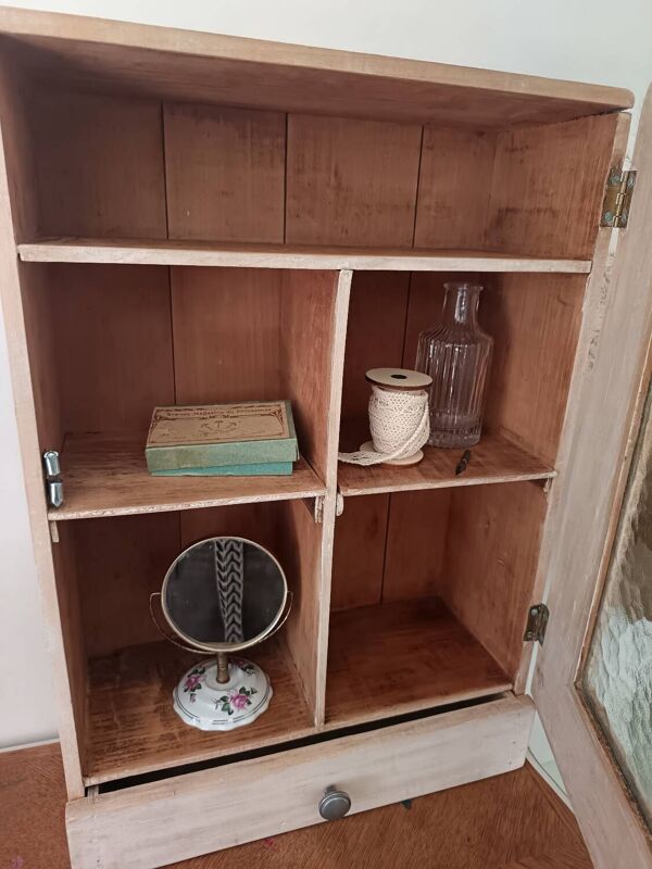 Armoire à pharmacie